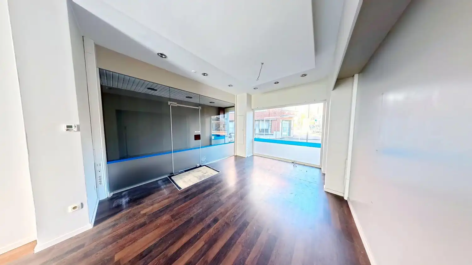 Handelspand met zeer ruim appartement in het centrum Brakel! foto 3