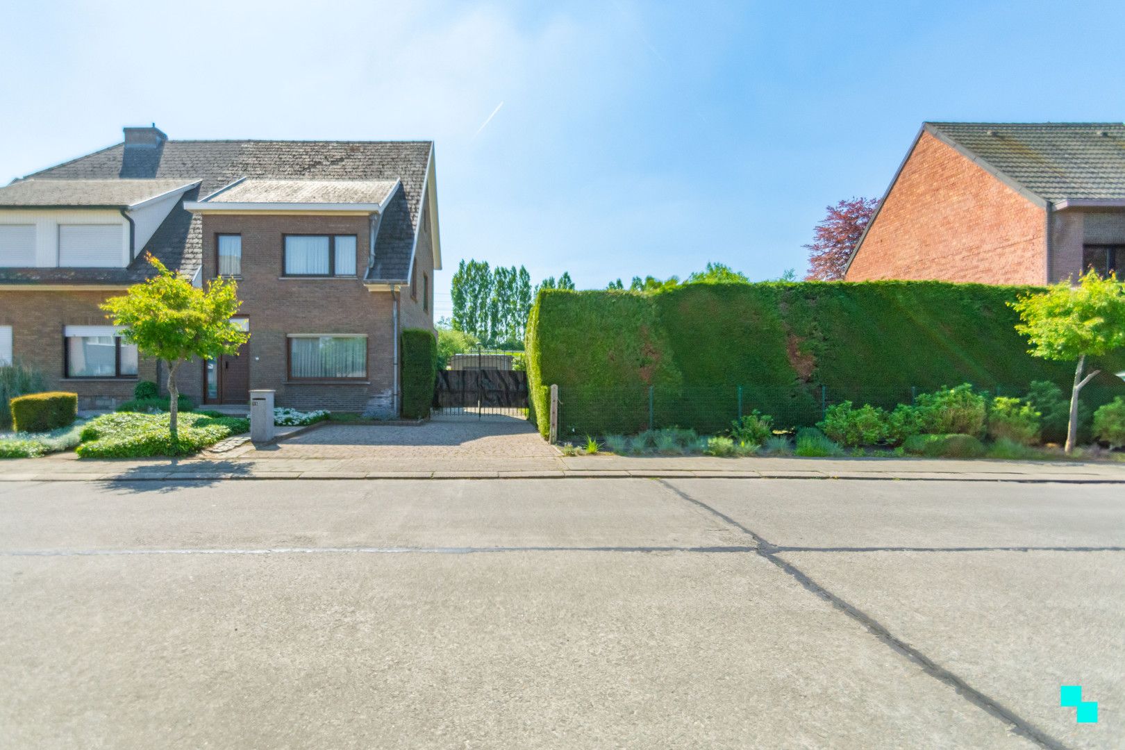 Hoofdfoto van de publicatie: Op te frissen woonhuis met drie slaapkamers te Melle
