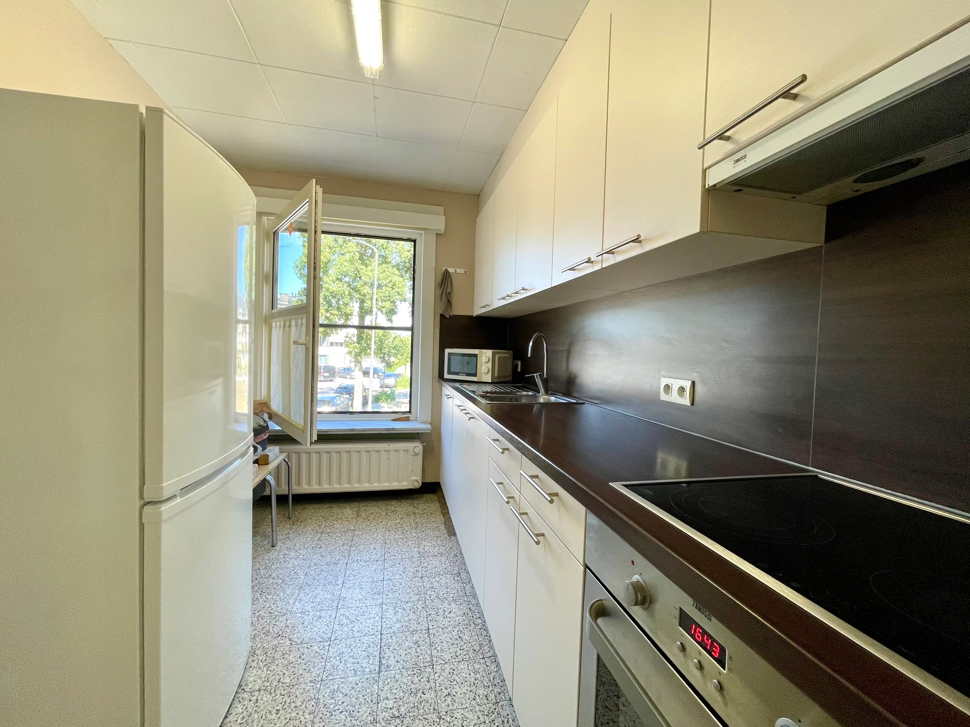 Gerenoveerd appartement met twee slaapkamers en terras foto 5