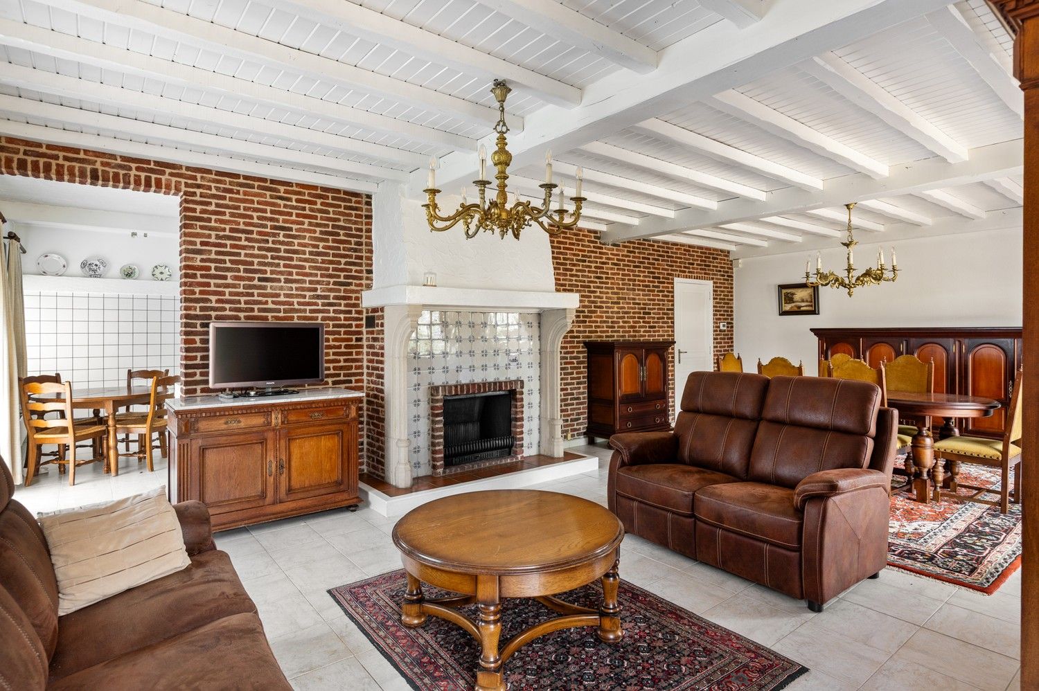 Deze woning is gelegen in een rustige omgeving en beschikt over bijzonder veel potentieel te Lier foto 5