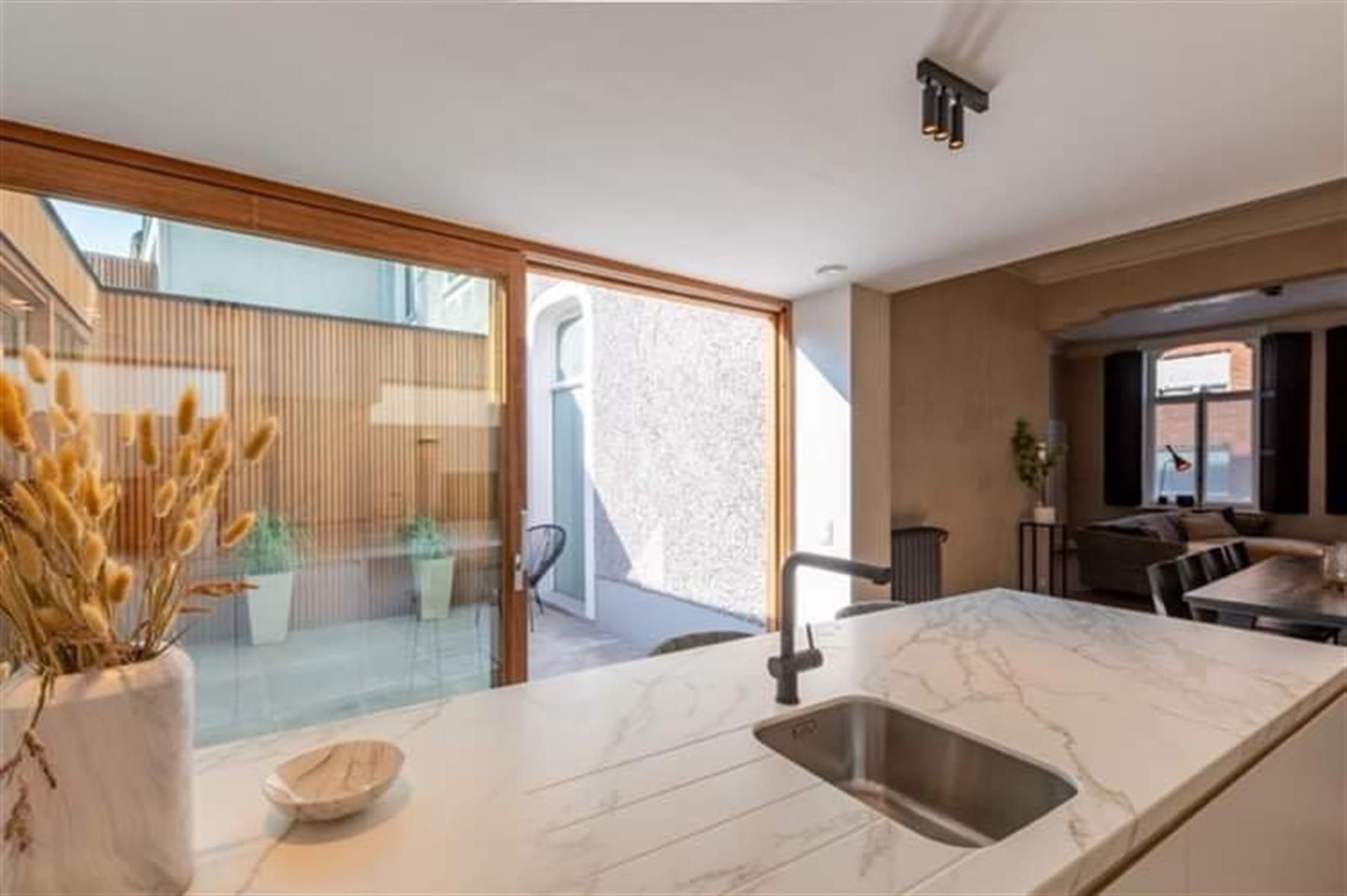 Karaktervol gelijkvloers  appartement met patio en terras foto 10