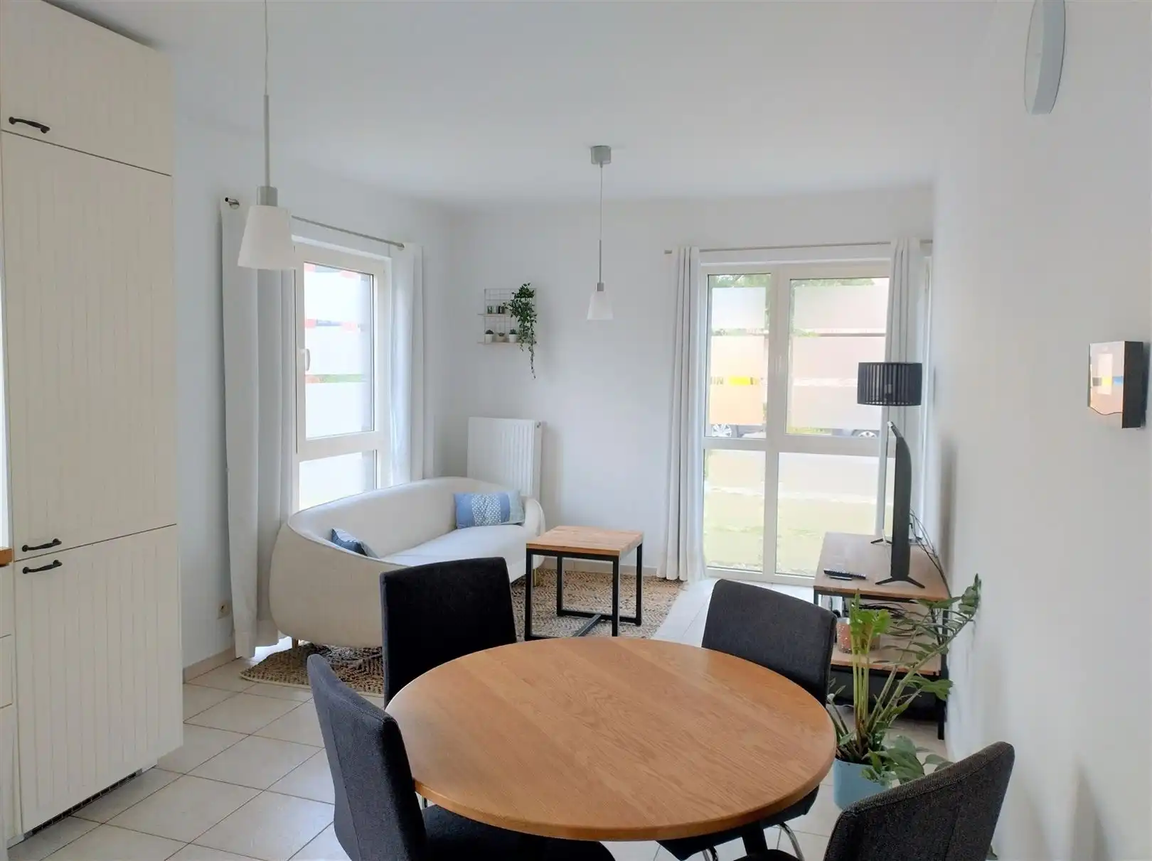 Eigentijds gelijkvloers appartement met 2 slaapkamers, terras en autostaanplaats foto 2