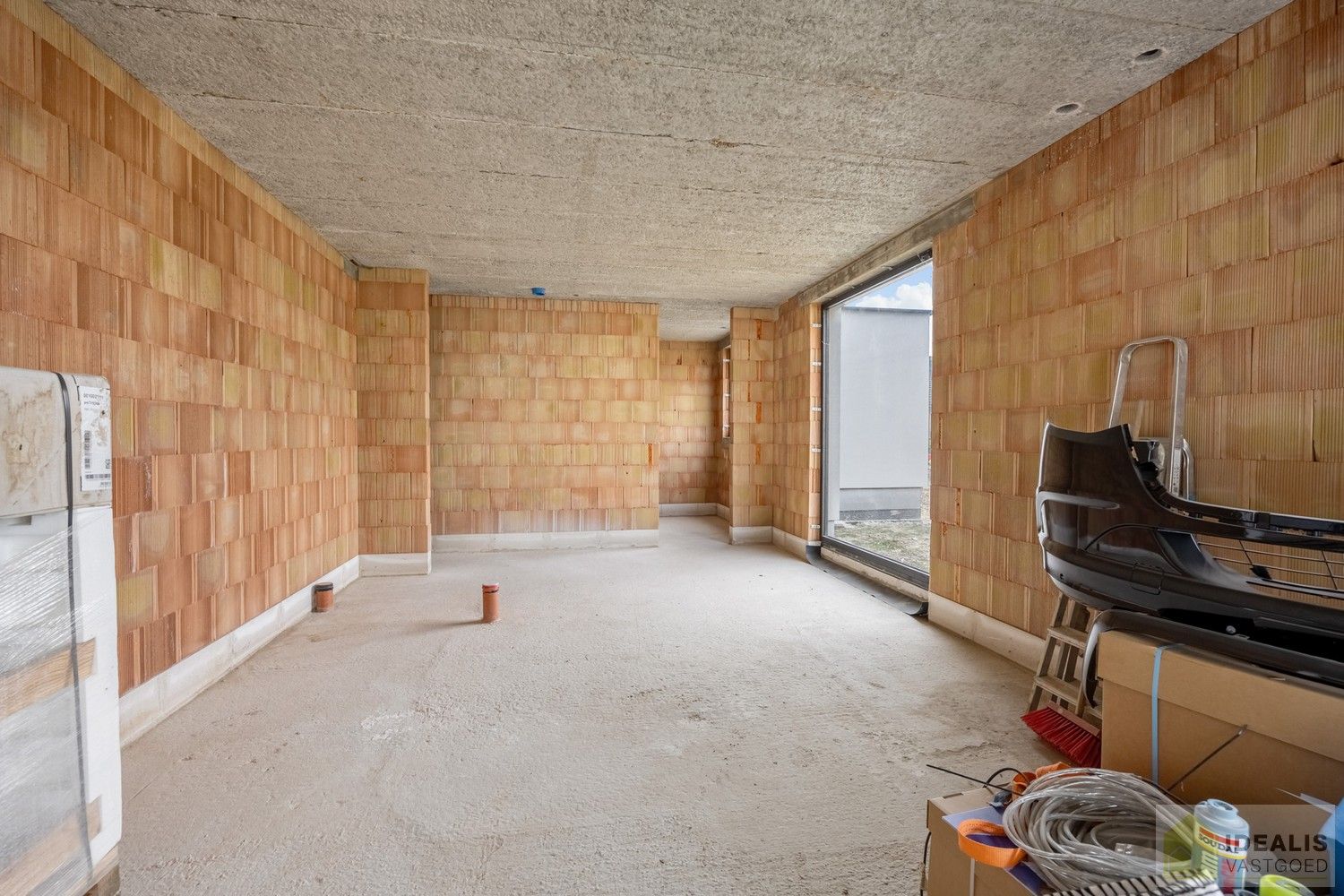 IDEALIS VASTGOED – RUIME (CASCO/VERDER AF TE WERKEN) NIEUWBOUWVILLA MET DE PERFECTE INDELING, EEN HEERLIJKE LEEFRUIMTE, KANTOOR, EXTRA RUIME BERGING, 3 RUIME SLAAPKAMERS, 3 BADKAMERS, CARPORT EN OVERDEKT TERRAS OP EEN RIANT PERCEEL VAN MAAR LIEFST 29A 51CA MET VRIJE ZICHTEN EN DE PERFECTE ORIENTATIE! foto 7