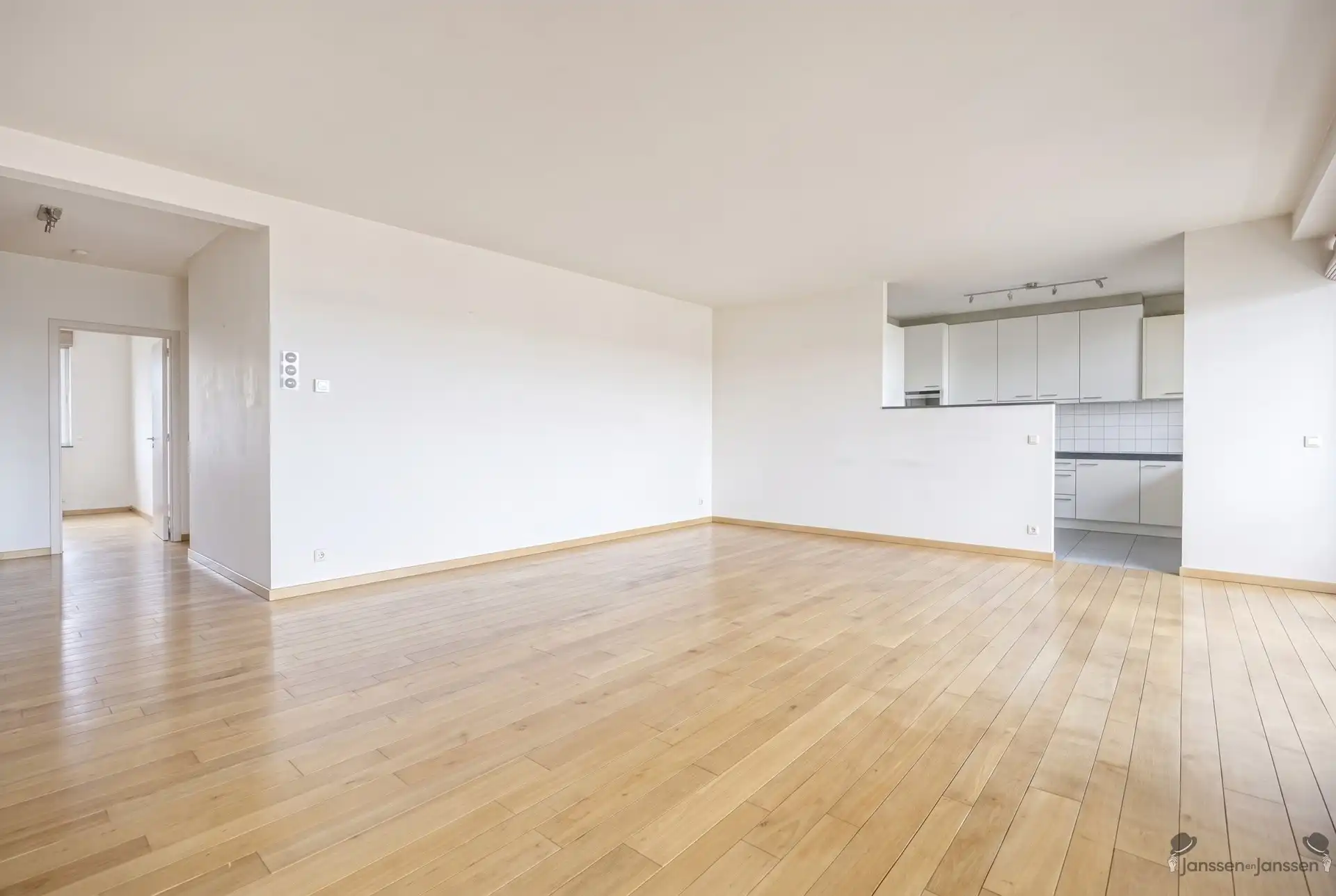 Ruim appartement met 3 slpk's, terras en 2 ondergrondse staanplaatsen foto 3