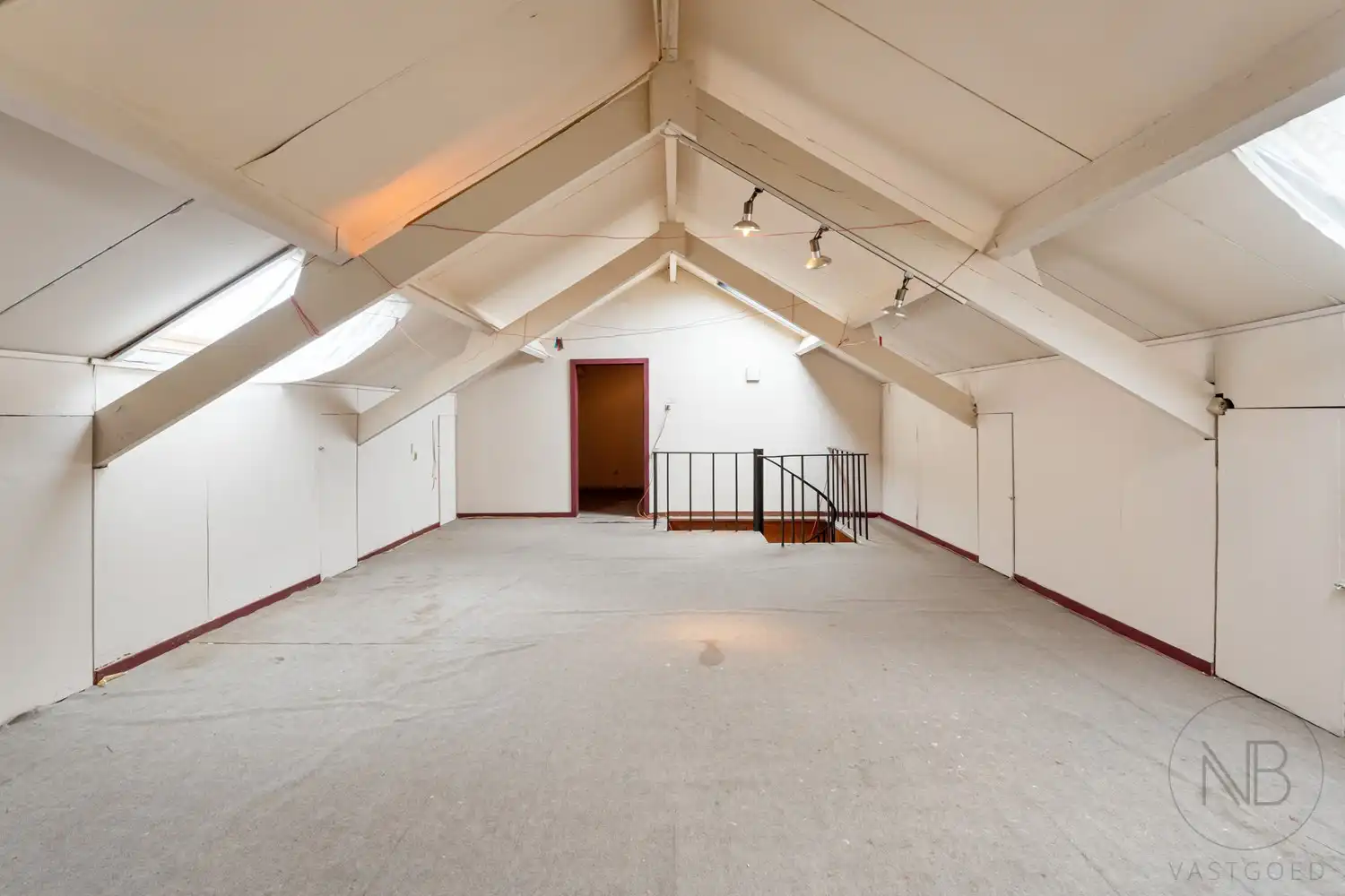Ruime halfopen woning met 5 slaapkamers en een zolder om verder in te richten! foto 18