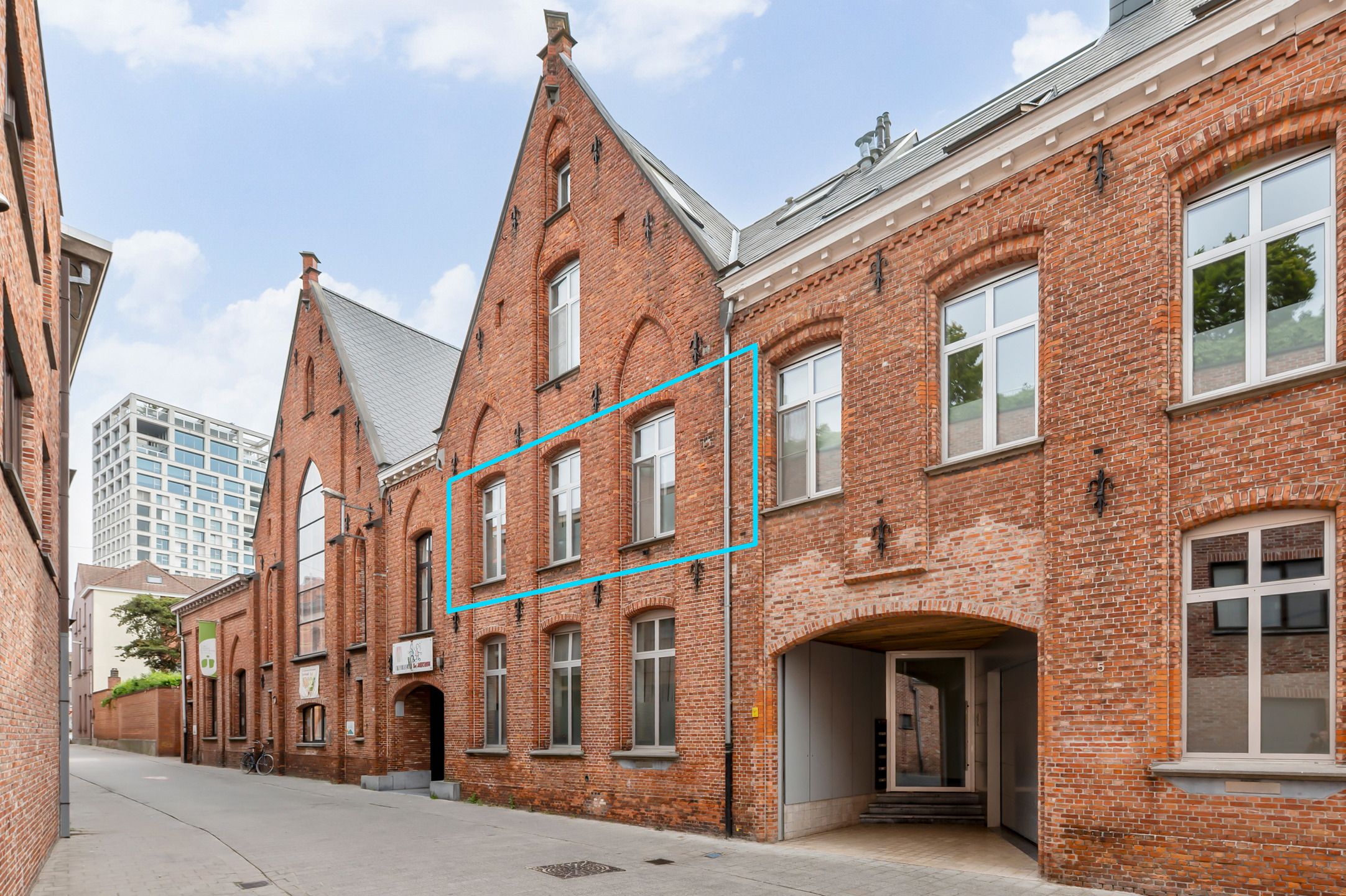 Nieuwbouw gerenoveerd twee-kamer appartement van 69 m² foto 2