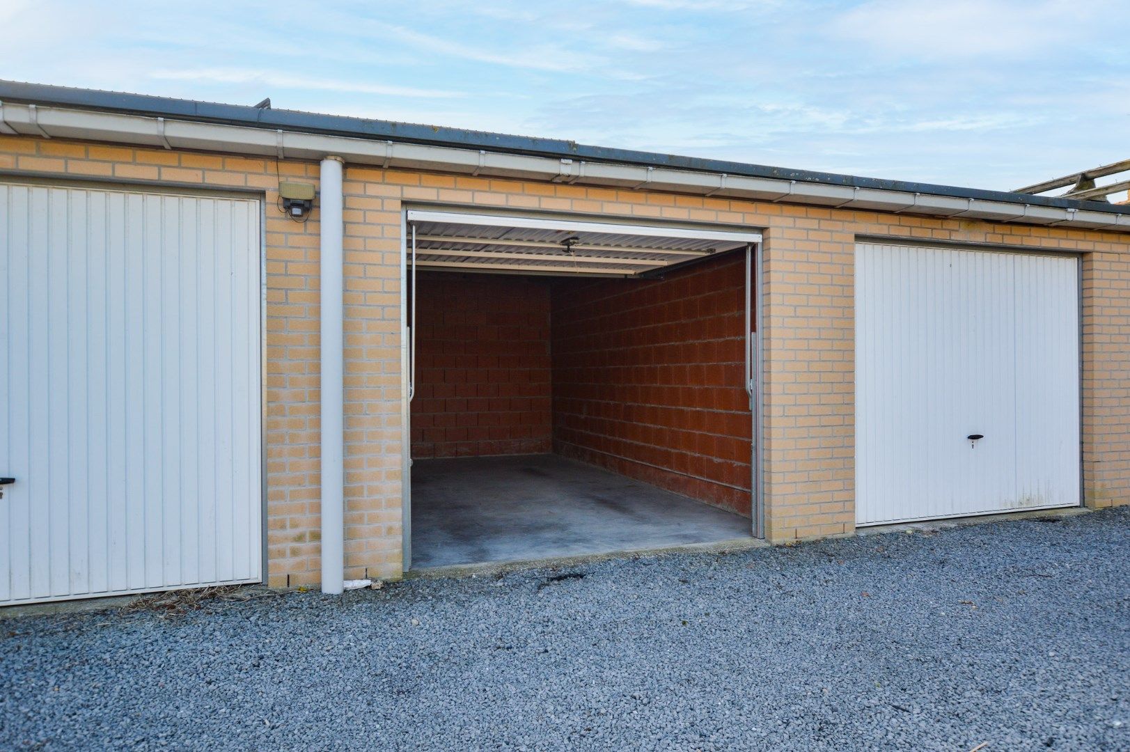 Ruime garage (16,50 m²) in hartje Bekegem foto 3