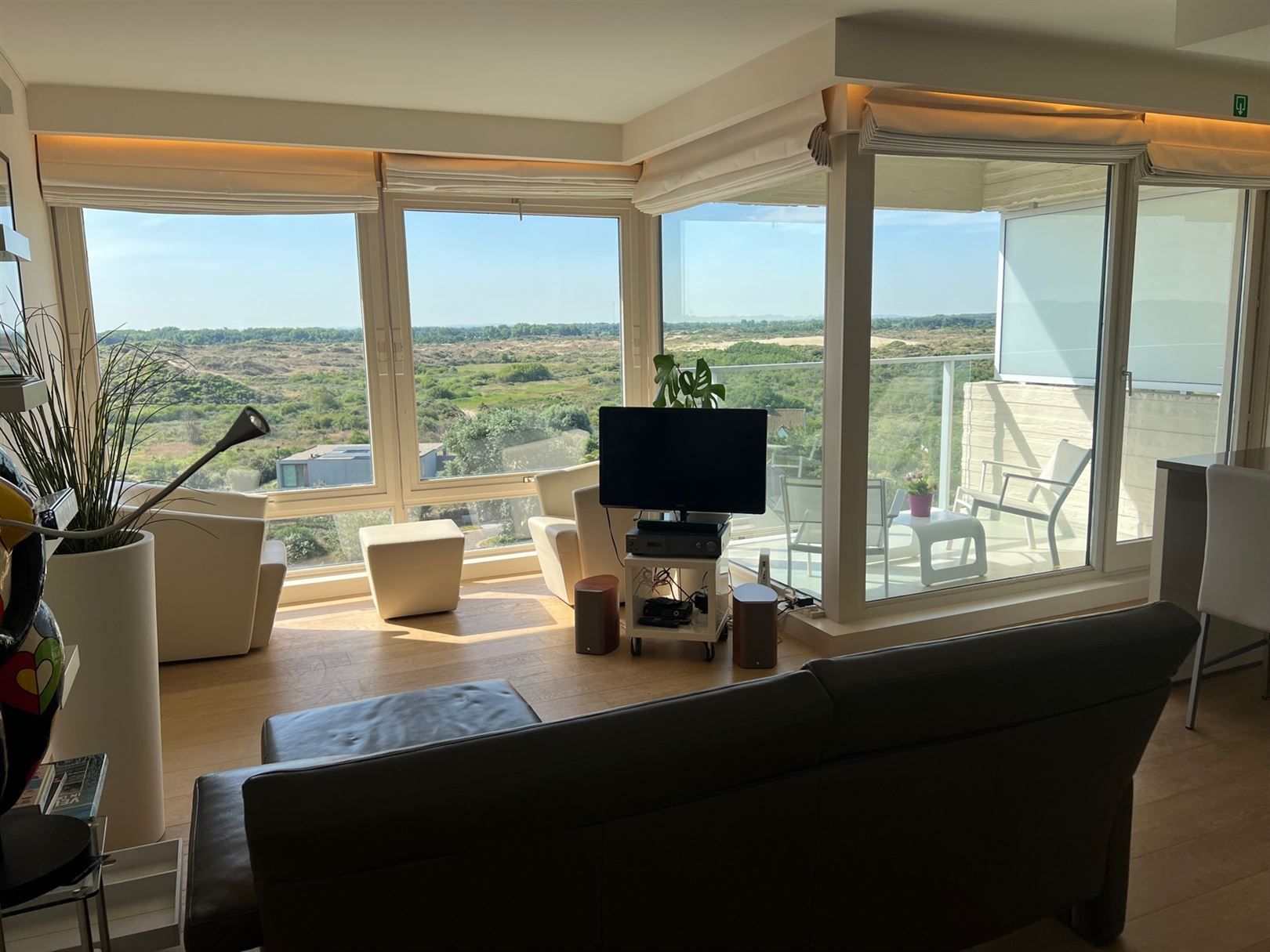 Supergrote gerenoveerde studio incl. parking met uniek uitzicht foto 10