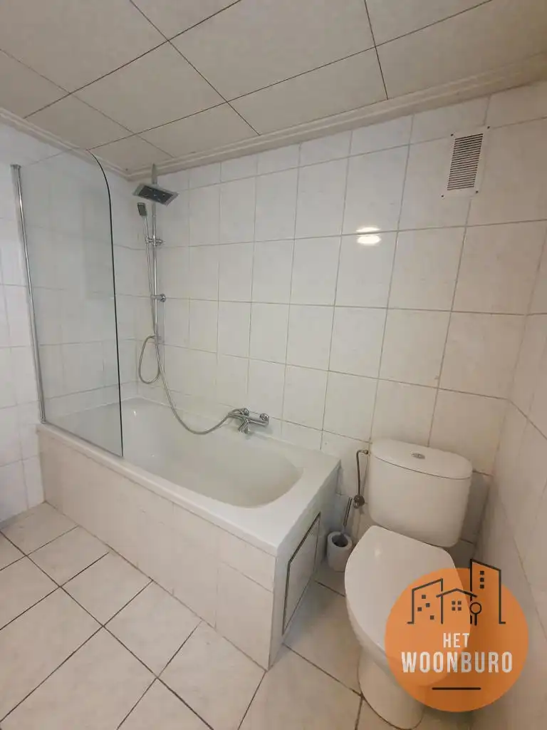 Gerenoveerde rijwoning met terras en tuintje foto 10