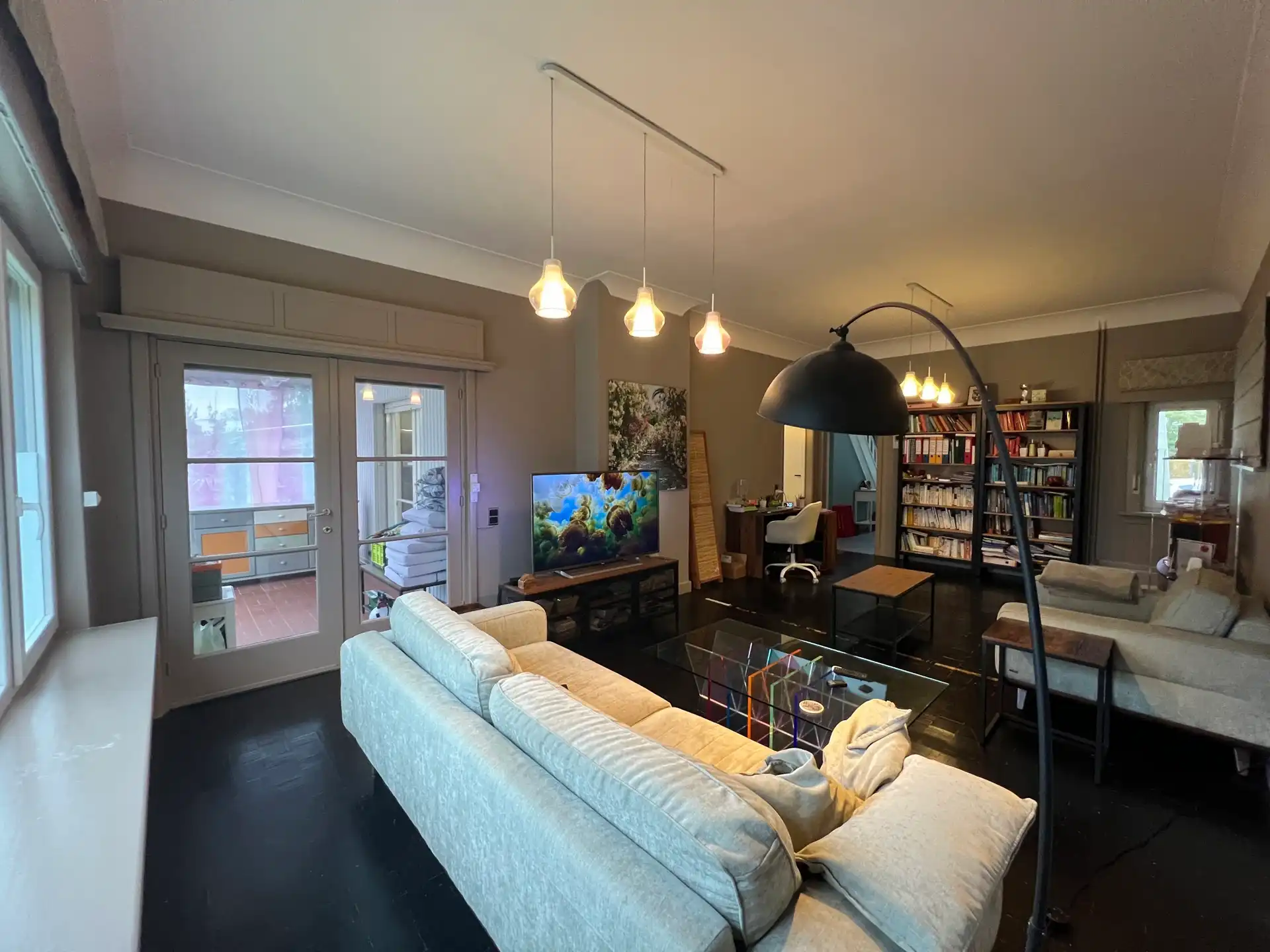 Ruime deels gerenoveerde villa met eclectische architectuur  foto 6