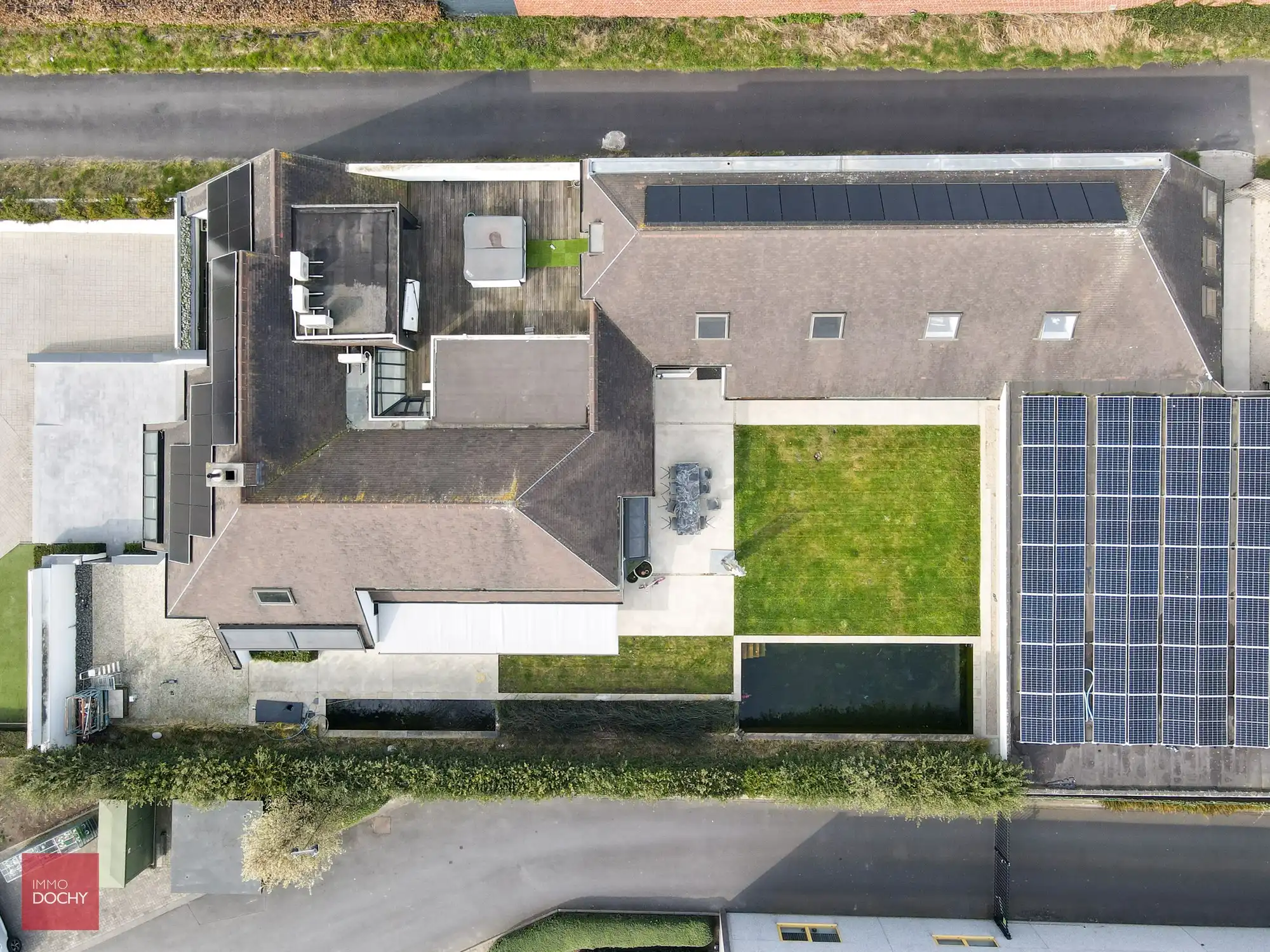 Commercieel gelegen kantoorcomplex met privé-woonst (villa) foto 25