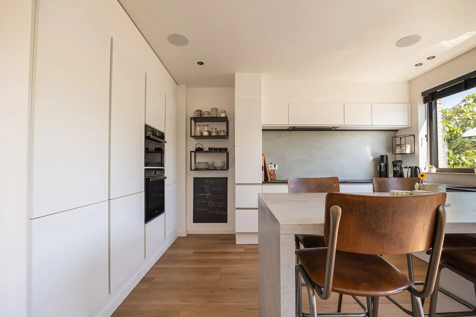 Instapklare, volledig gerenoveerde, halfopen bebouwing op een fantastische locatie foto 7