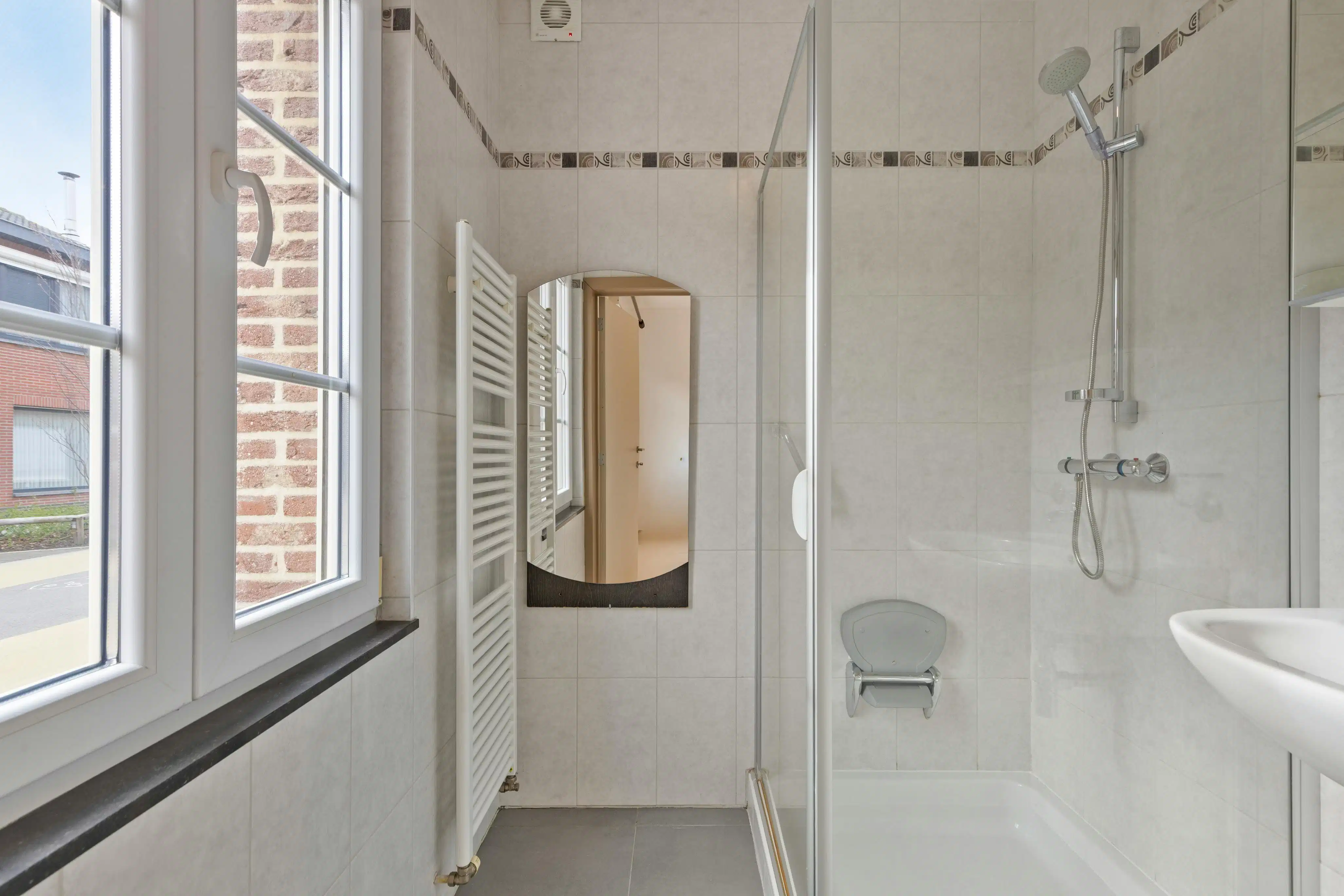 Instapklaar gelijkvloers app met terras en autostaanplaats! foto 8