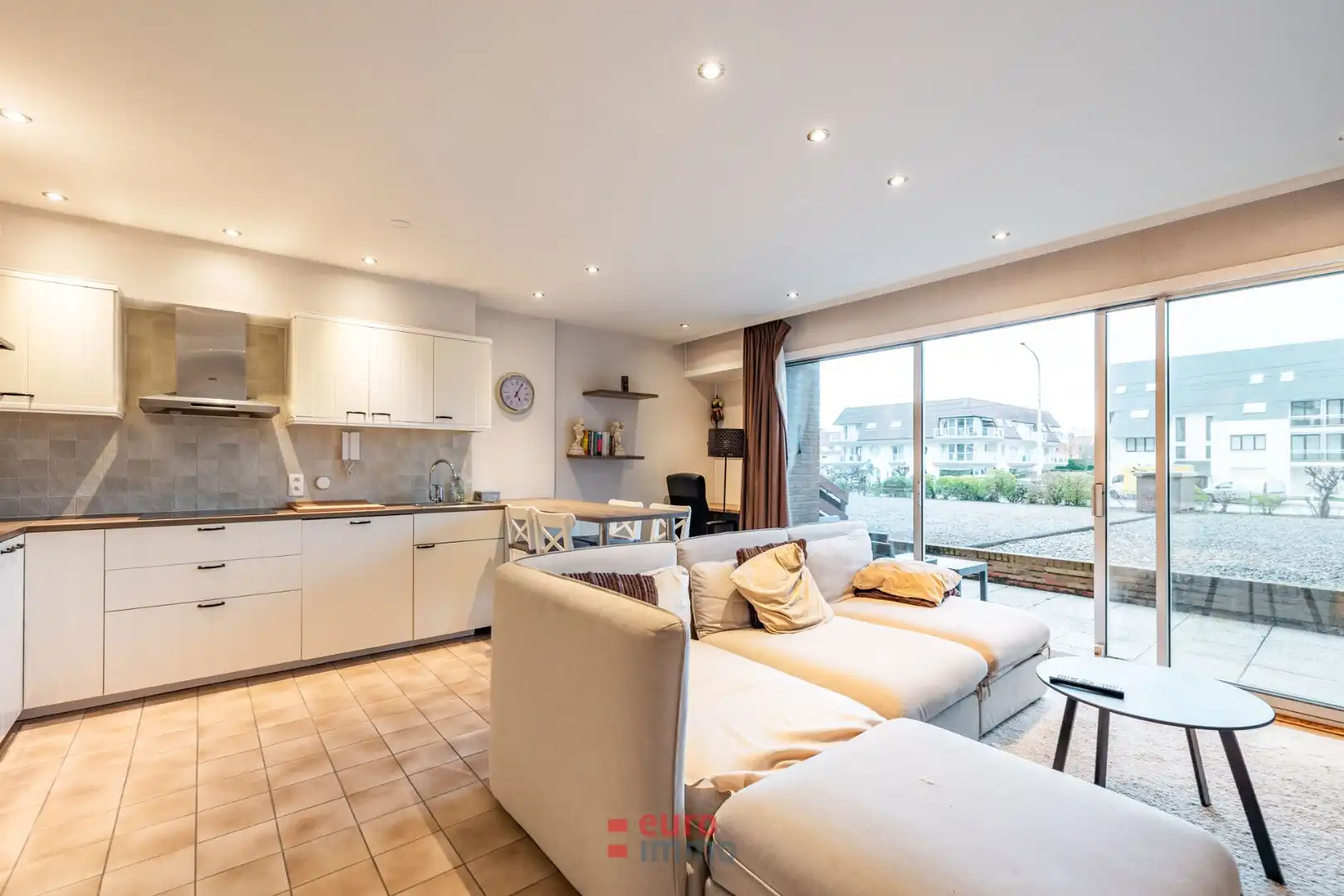 Zuidgerichte studio met slaaphoek & extra groot terras! foto 2