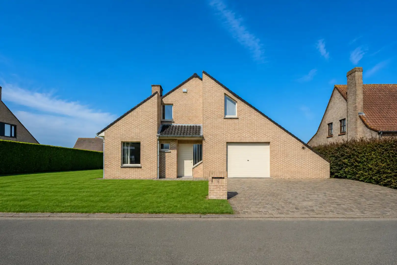 Charmante, instapklare alleenstaande villa in rustige en mooie woonwijk foto 2