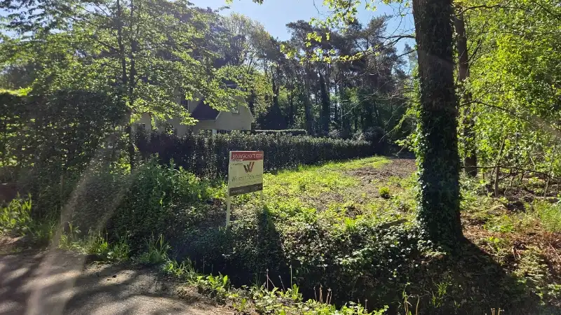 Residentieel gelegen bouwgrond van 31a29ca voor open bebouwing met private toegangsweg nabij golf- en meerdomein foto 5