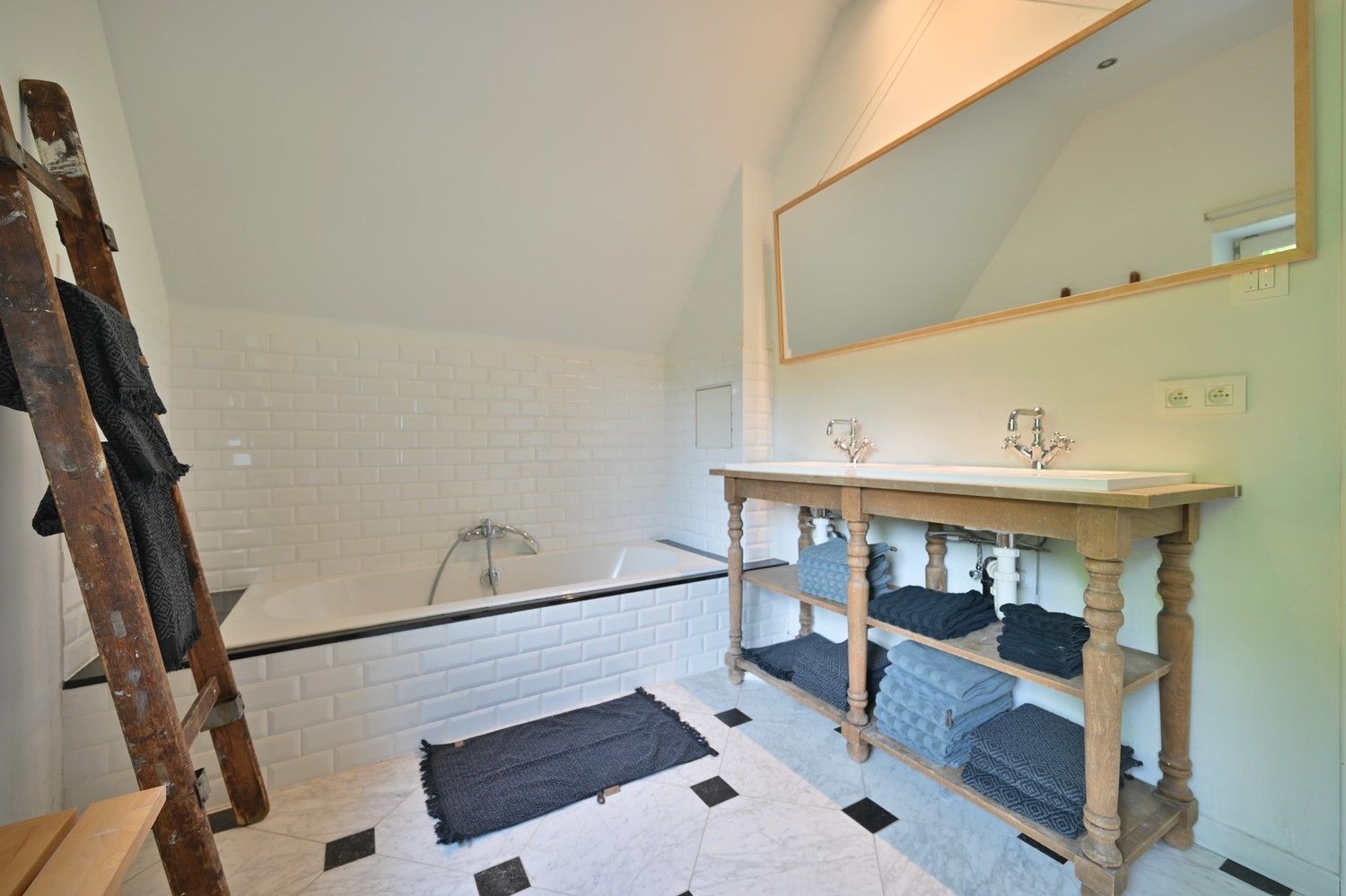 Royale gezinswoning met prachtige leefkeuken op een perceel van 19a, grenzend aan natuurgebied foto 24