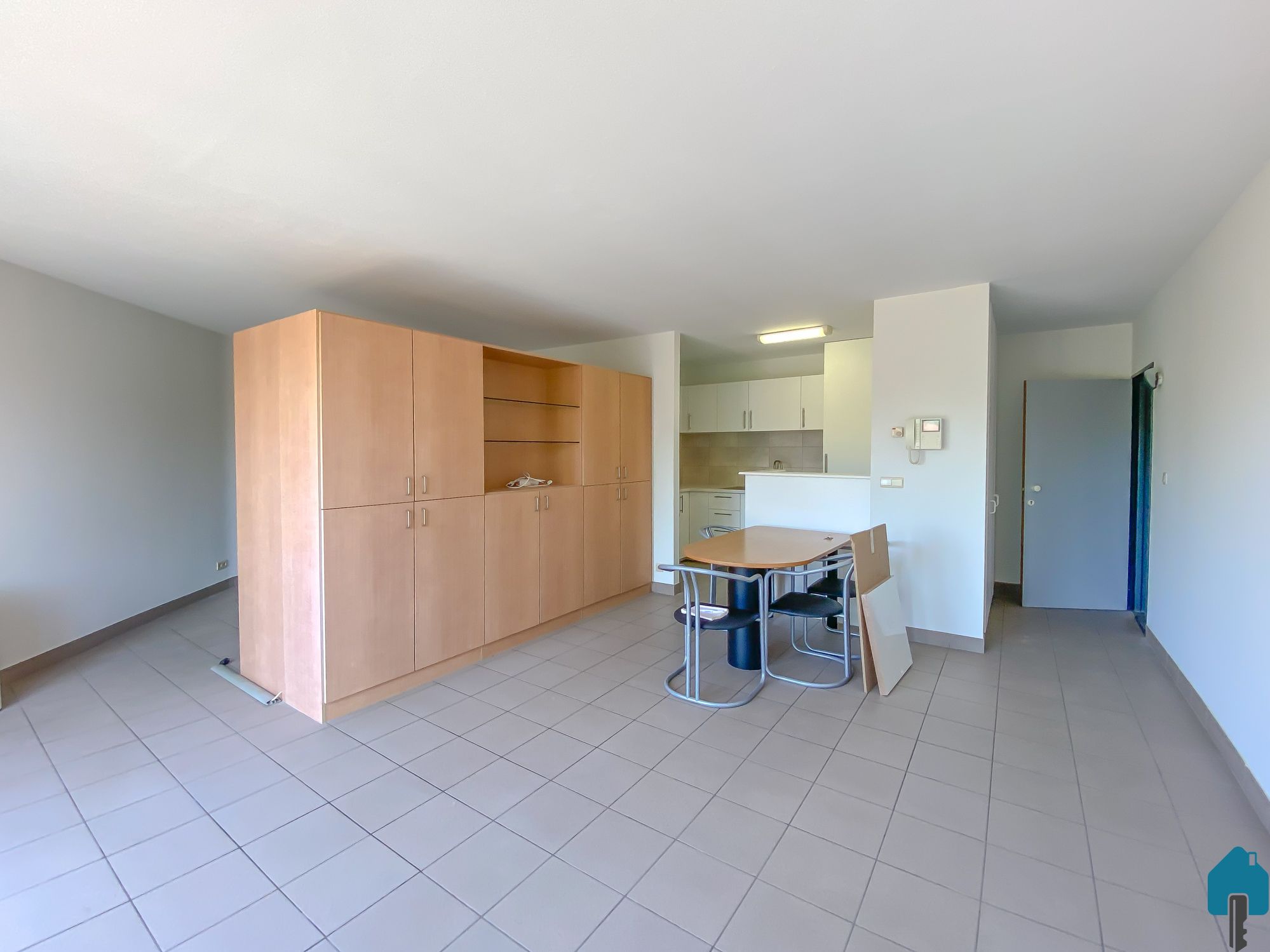 Ruime flat met autostaanplaats foto 5