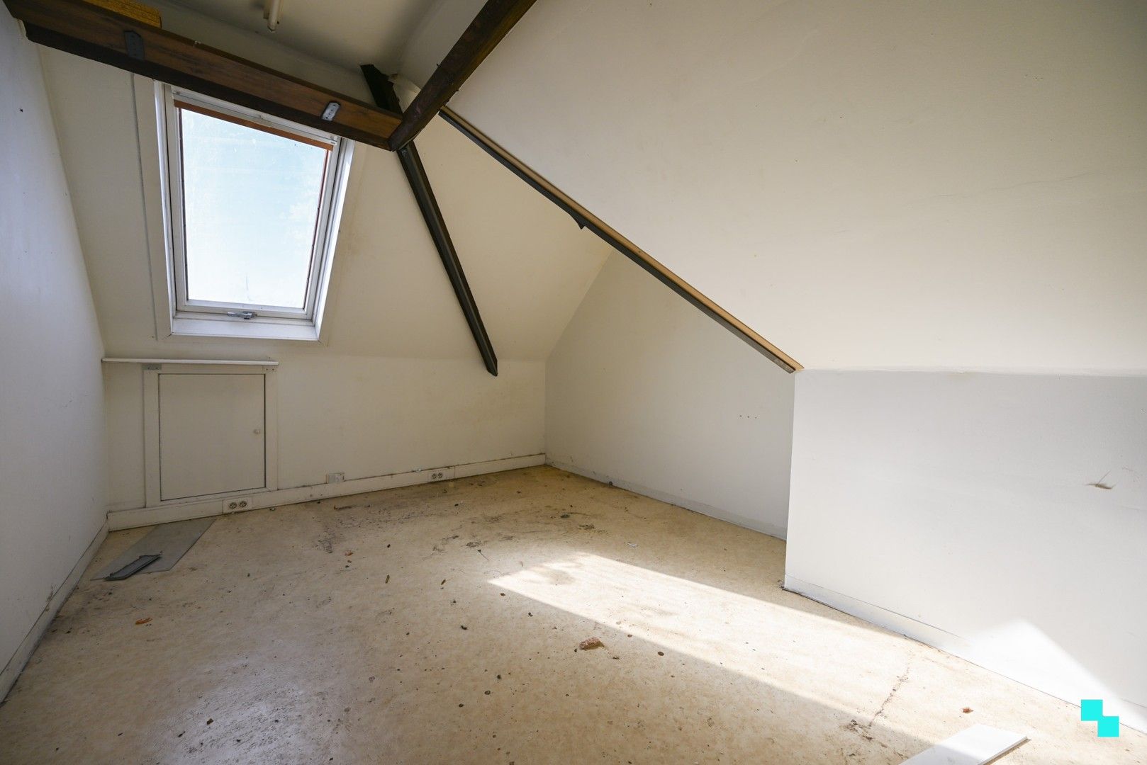 Ruime, te renoveren ééngezinswoning met achteruitweg te Emelgem foto 24