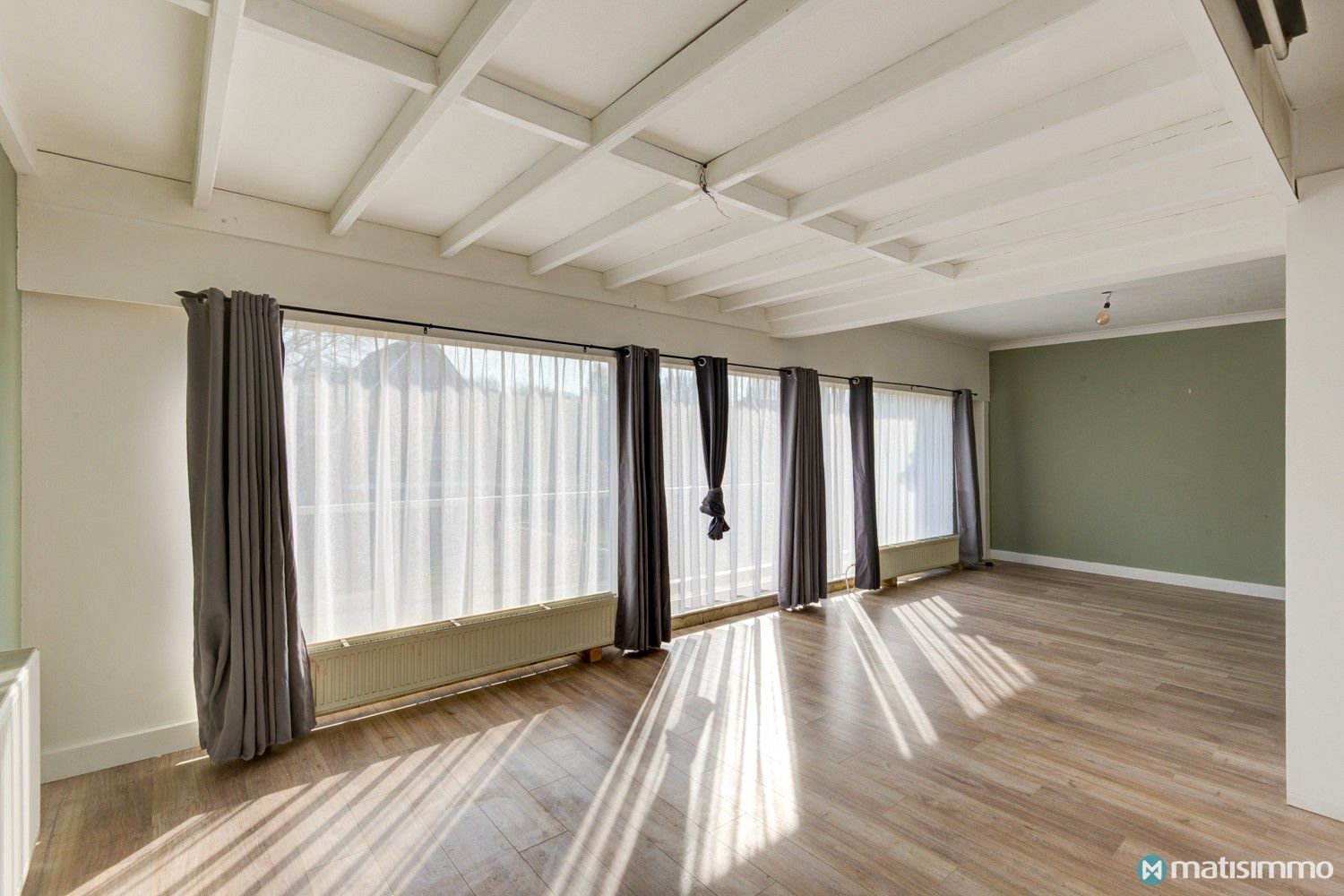 RUIM, DEELS GERENOVEERD DUPLEXAPPARTEMENT MET 3 SLAAPKAMERS, GROOT TERRAS, GARAGEBOX EN AUTOSTAANPLAATS foto 3