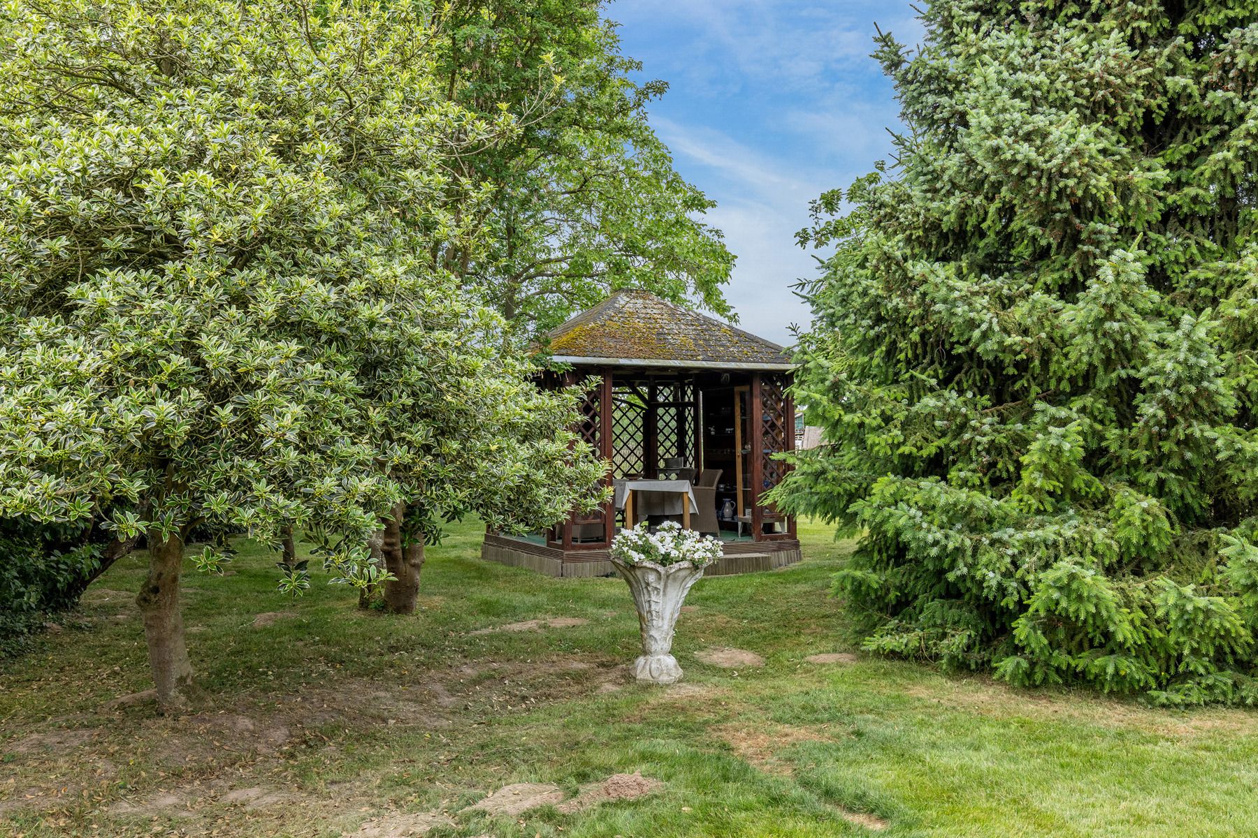 Ruime woning met prachtige tuin in het mooie Schellebelle! foto 6