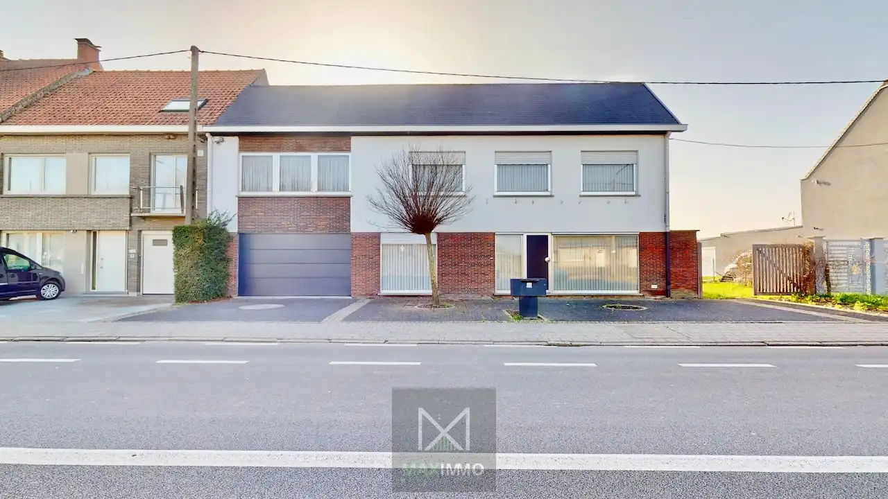 Hoofdfoto van de publicatie: Instapklare halfopen woning met dubbele garage, atelier en ZW-tuin te Rekkem