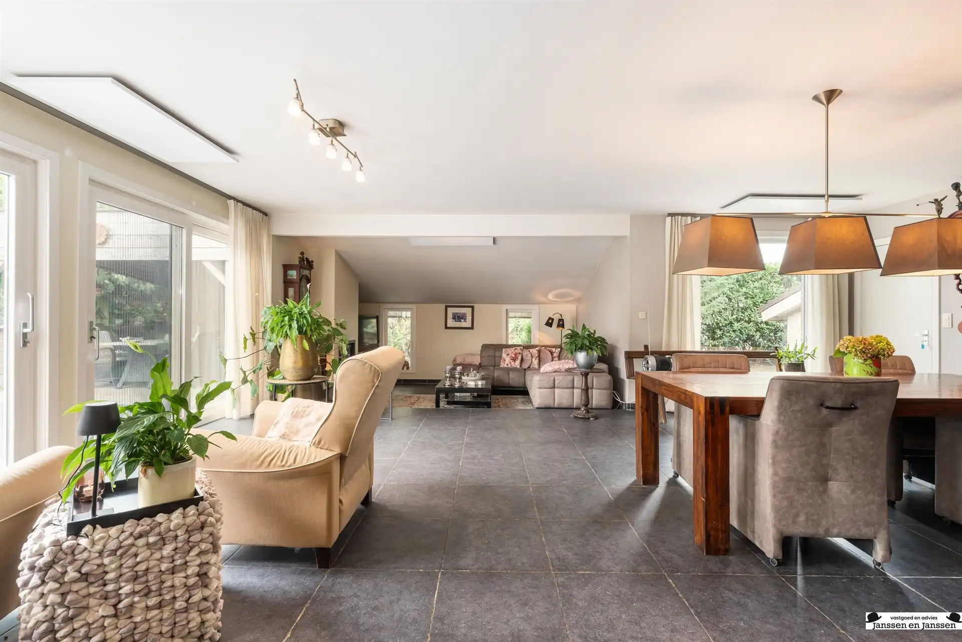 Unieke laagbouwwoning met 4 slaapkamers foto 9