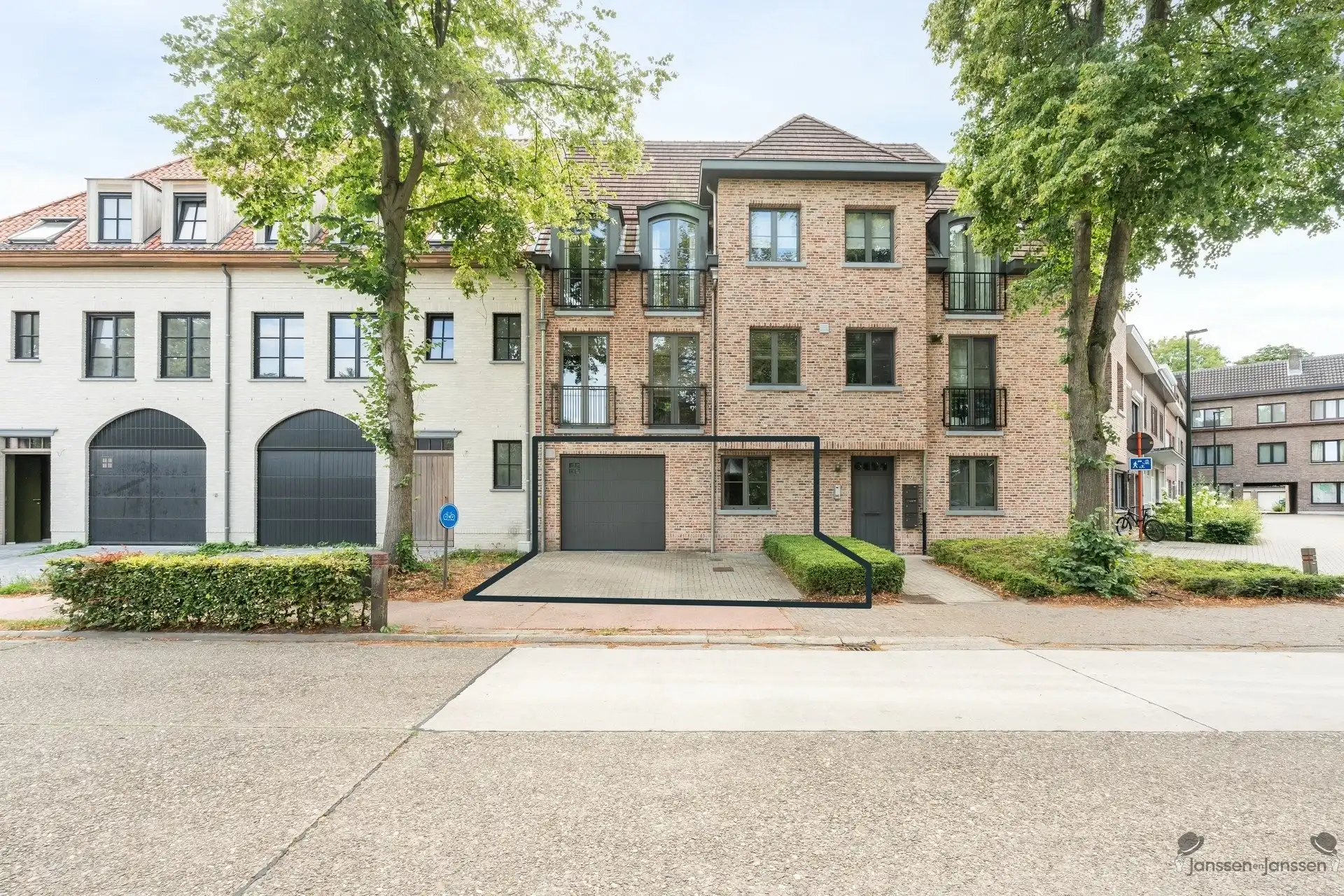 Ruim en energiezuinig gelijkvloers appartement (101 m²) met garage op toplocatie in Schilde foto {{pictureIndex}}
