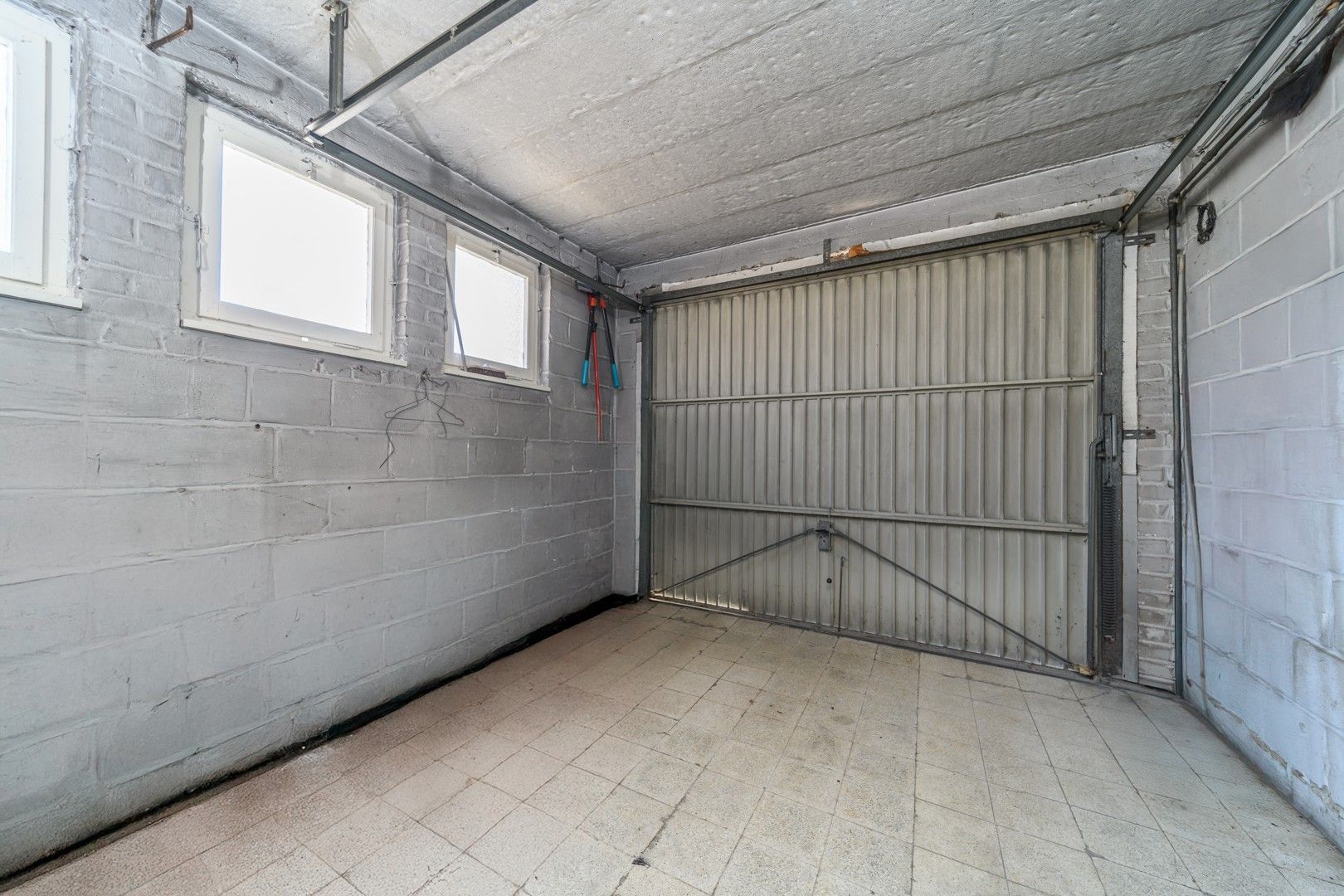 Centraal gelegen, ruime te renoveren gezinswoning foto 16