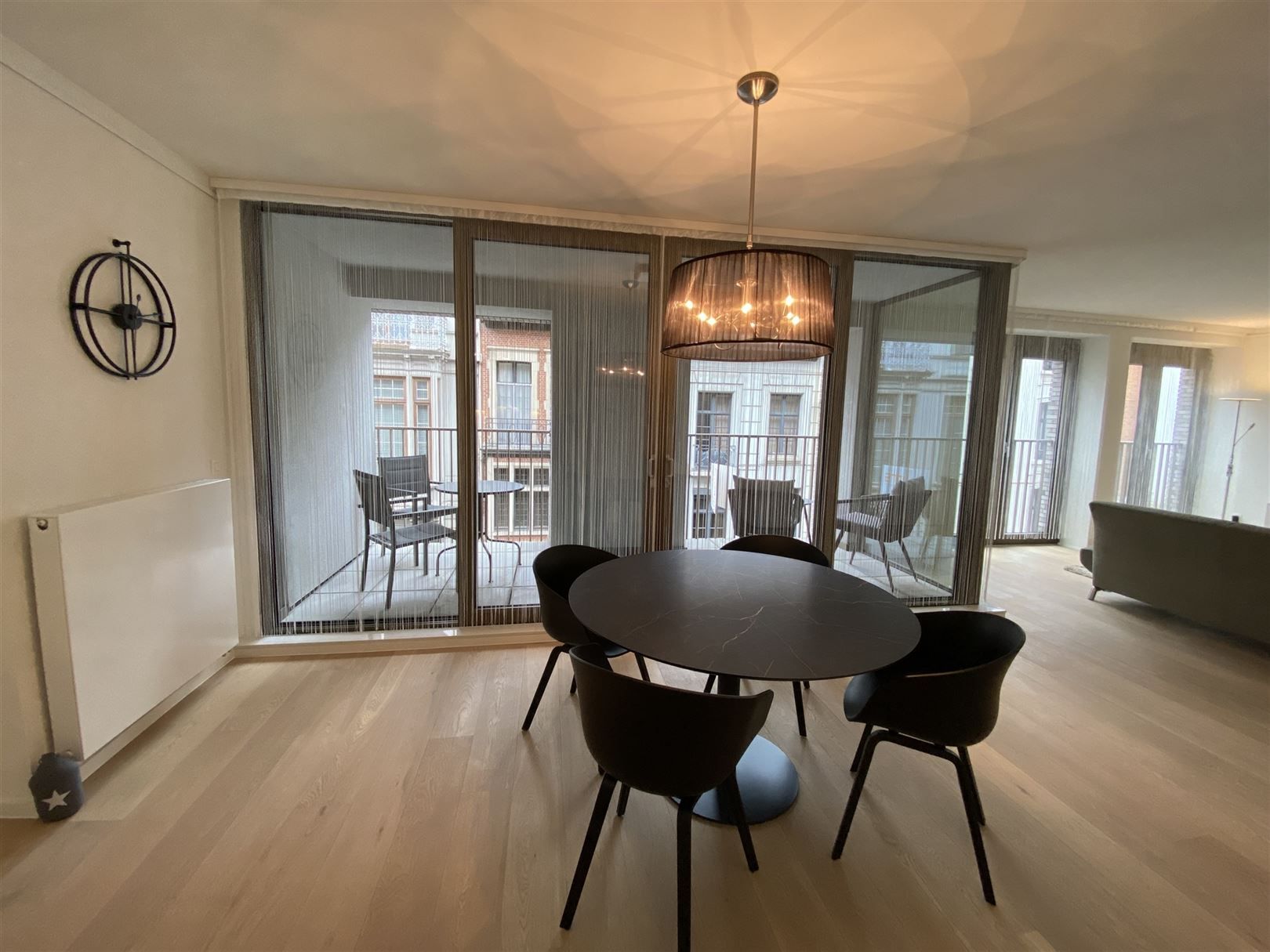 Luxe gemeubeld 2slaapkamerappatement met terras & parking! foto {{pictureIndex}}