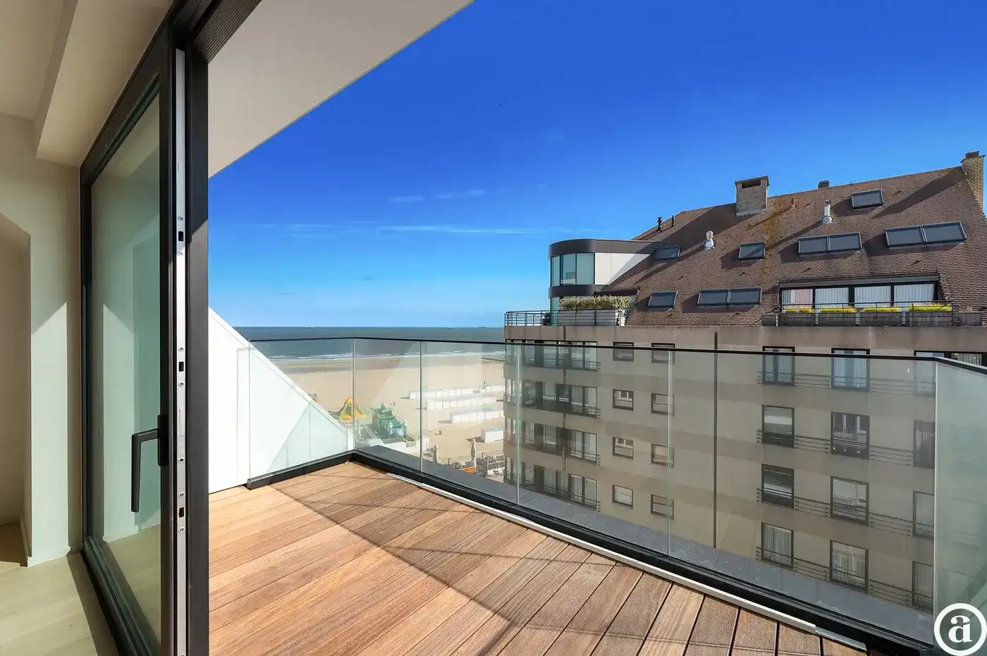 Nieuwbouw duplexappartement met prachtig zijdelings zeezicht foto {{pictureIndex}}