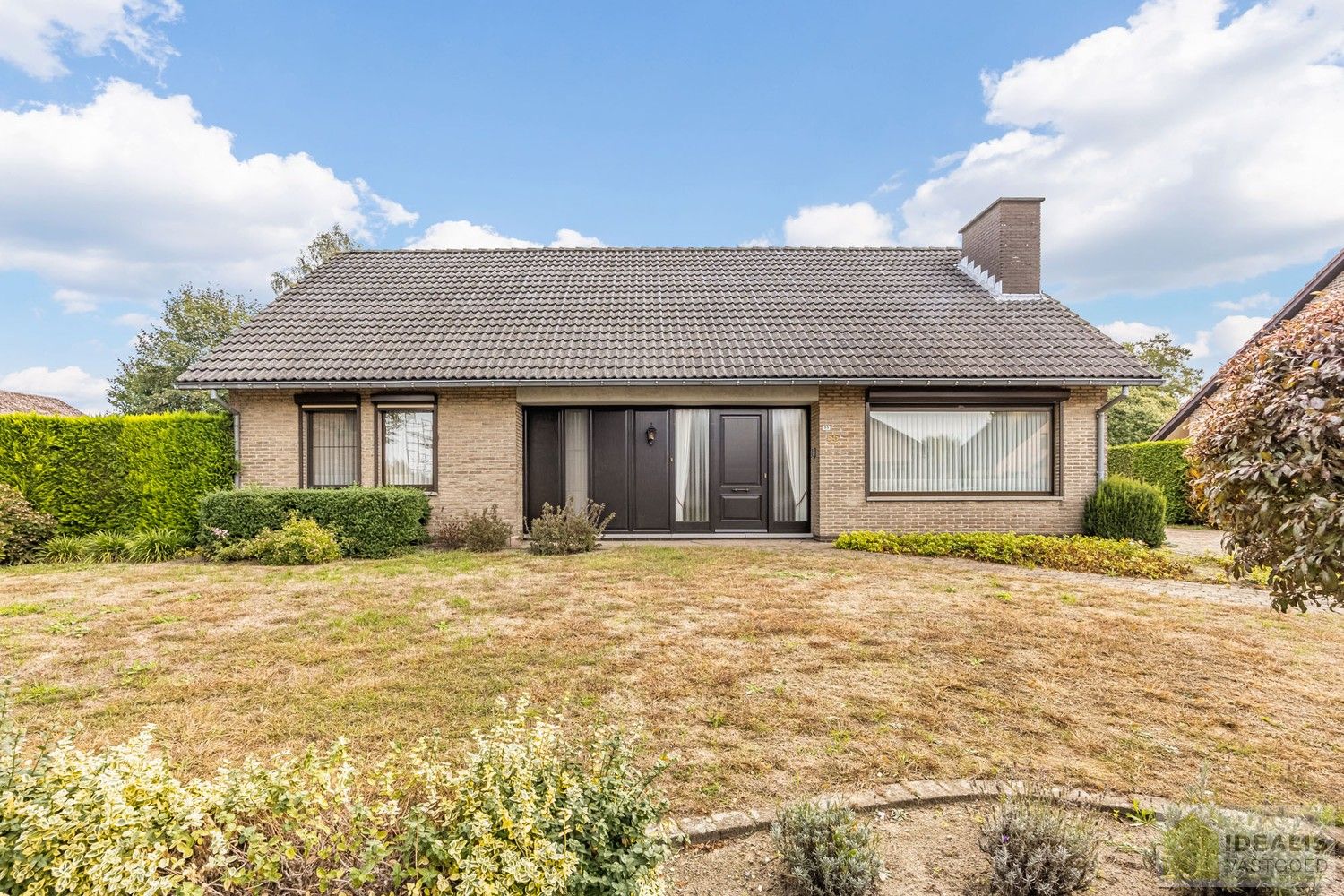 IDEALIS VASTGOED – PERFECT ONDERHOUDEN, INSTAPKLARE WONING +- 175M², MET MAAR LIEFST 4 SLAAPKAMERS, HEERLIJK LICHTRIJKE WOONKAMER EN DUBBELE GARAGE OP EEN PRACHTIG GROEN EN RUIM PERCEEL VAN 18A 43CA. foto 2