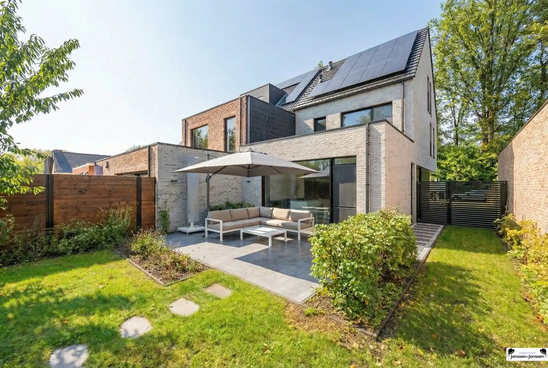 Moderne energiezuinige woning met hoogwaardige afwerking foto {{pictureIndex}}