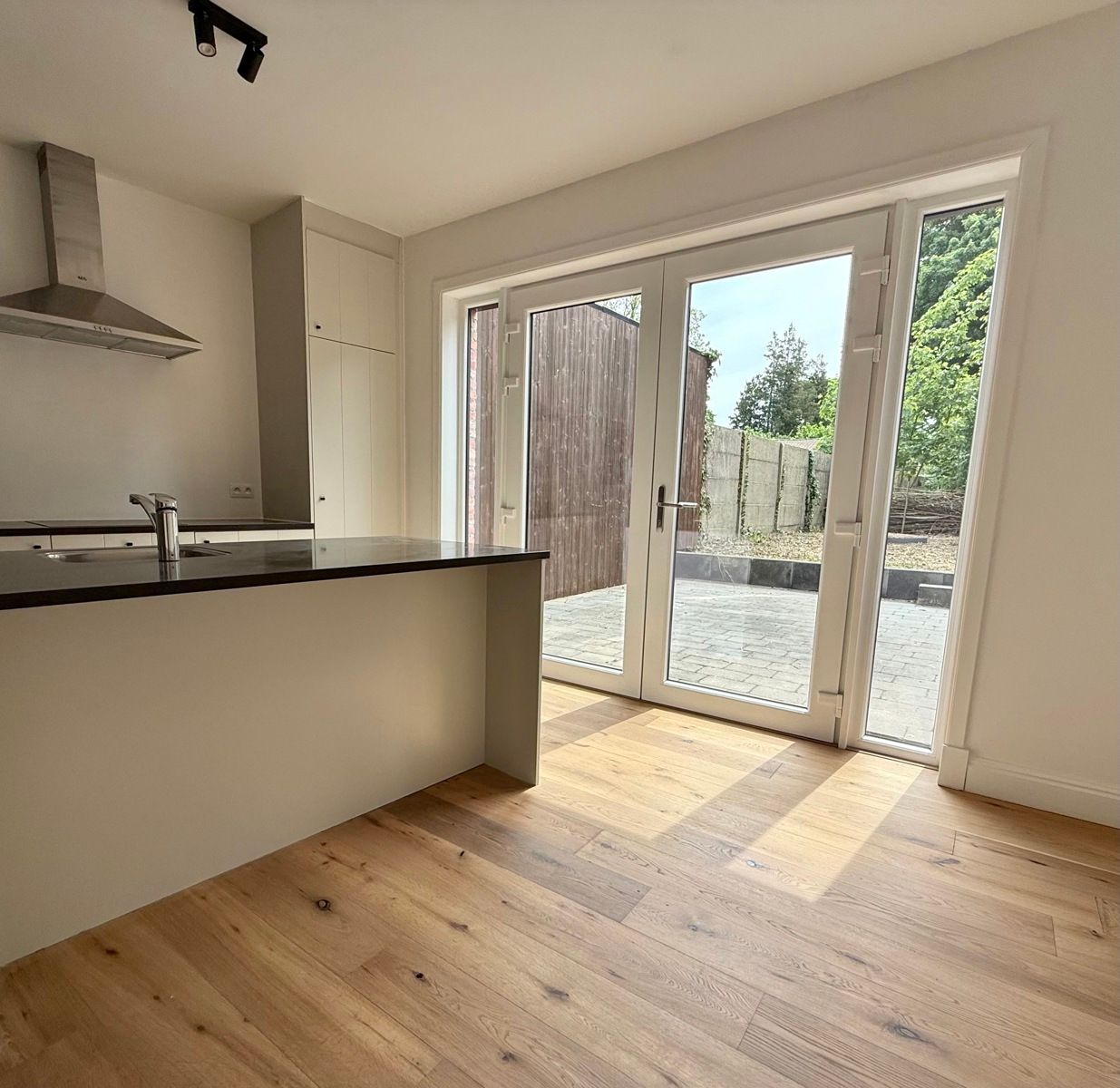 Gerenoveerde stadswoning met 3 slpks en riante tuin foto 3