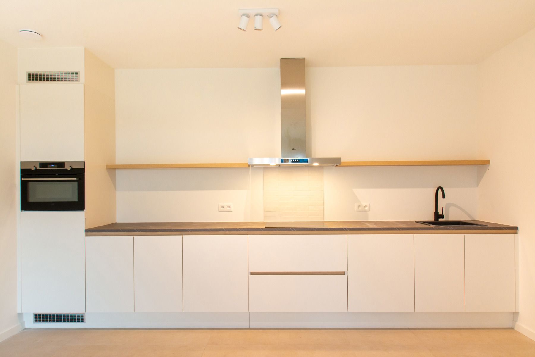 Ongemeubeld 1 slaapkamer app. met mooi terrras foto 7