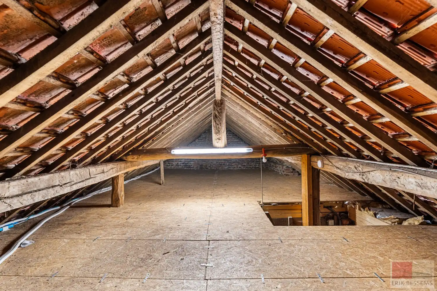 Gedeeltelijk gerenoveerde (vierkants)hoeve, met een potentieel woonoppervlakte van 547m² gelegen op een perceel van 1366m². foto 19