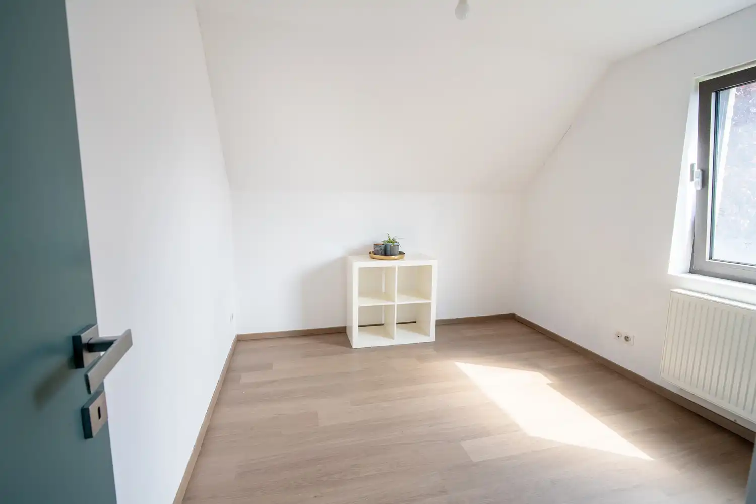 Een zonovergoten woning met aangelegde tuin en vijver, met instelprijs. foto 11