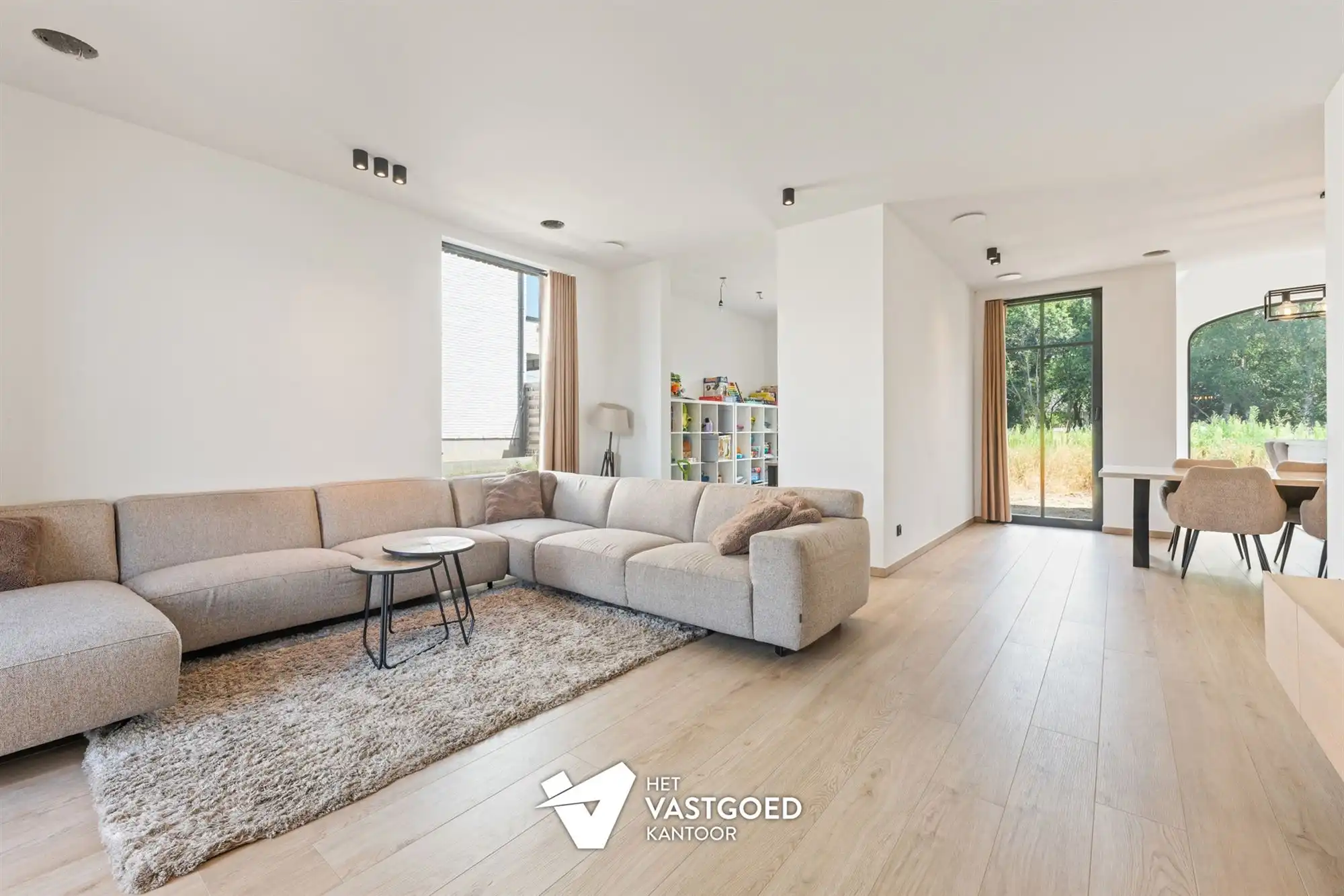ZEER RUIME NIEUWBOUWWONING UITERST RUSTIG GELEGEN OP EEN PERCEEL VAN 1628M² TE OOSTHAM foto 4