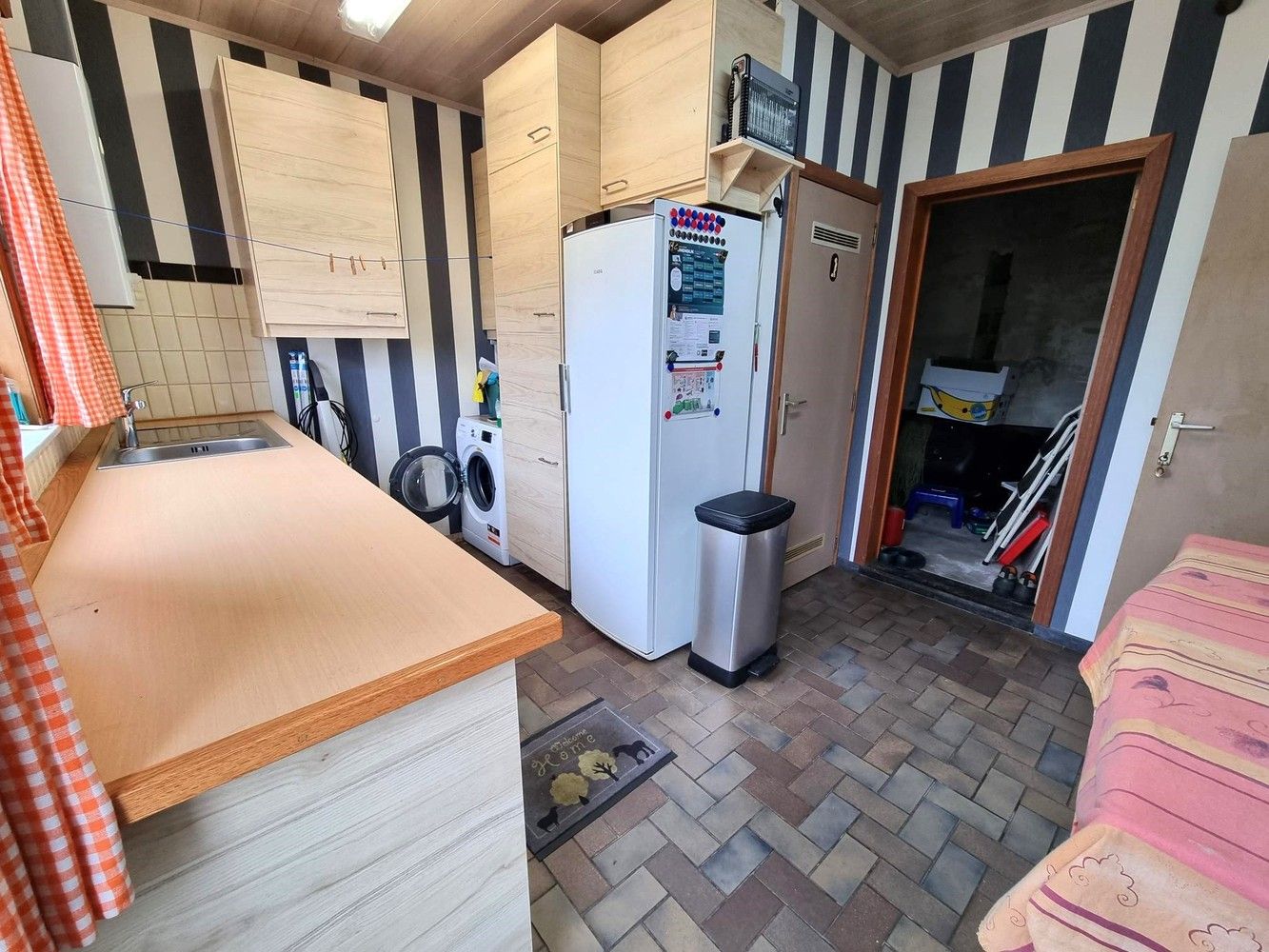 Zeer ruime woning, ideaal voor groot gezin met 6 slks, 2 woonkamers, 2 keukens, garage en groot bijgebouw. foto 6