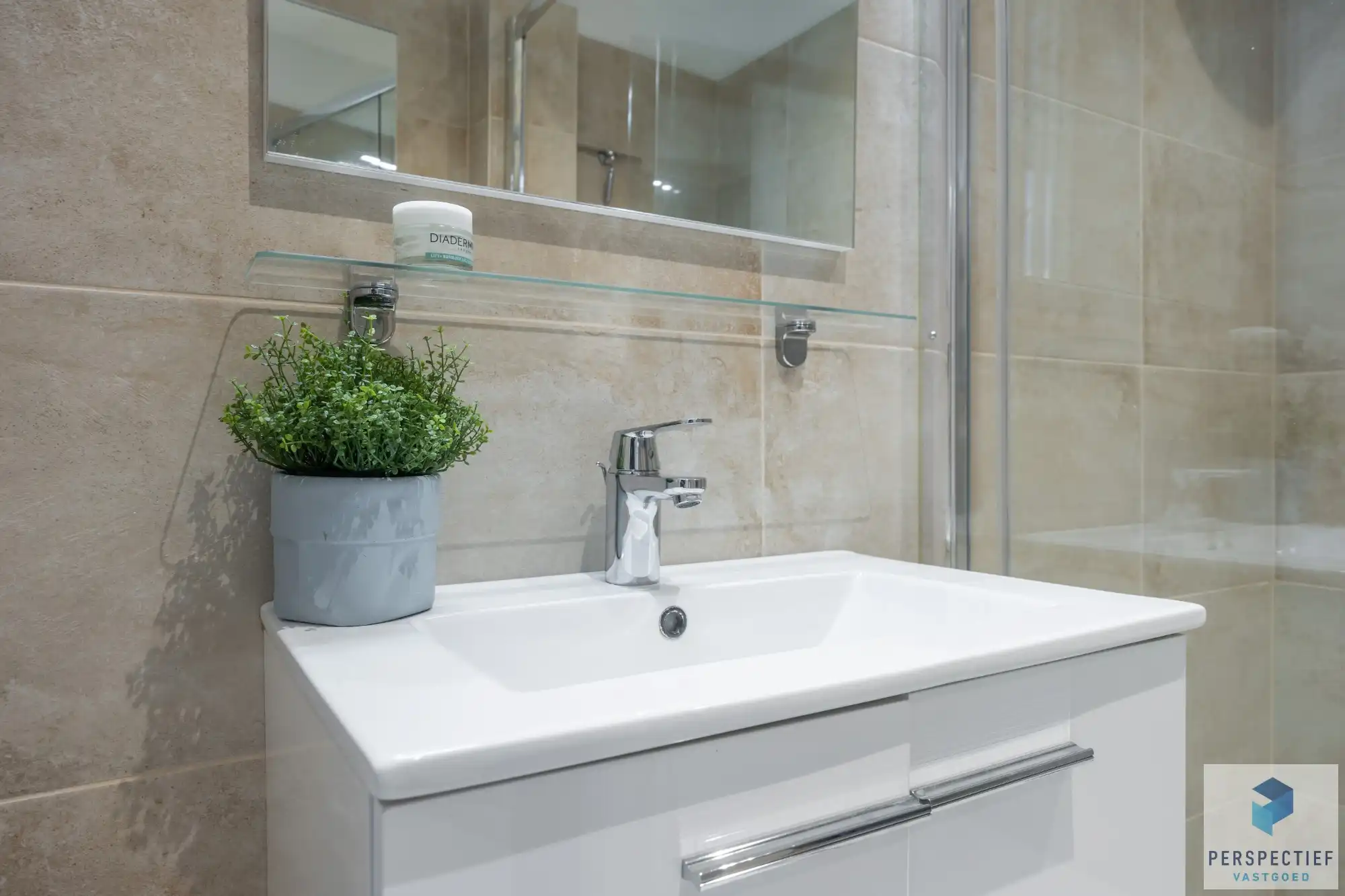 Goed gelegen ruim vernieuwd 2 slaapkamer appartement met terras en grote berging. foto 19