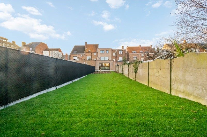 Gelijkvloers en zeer energiezuinig appartement met mooie tuin ! foto {{pictureIndex}}