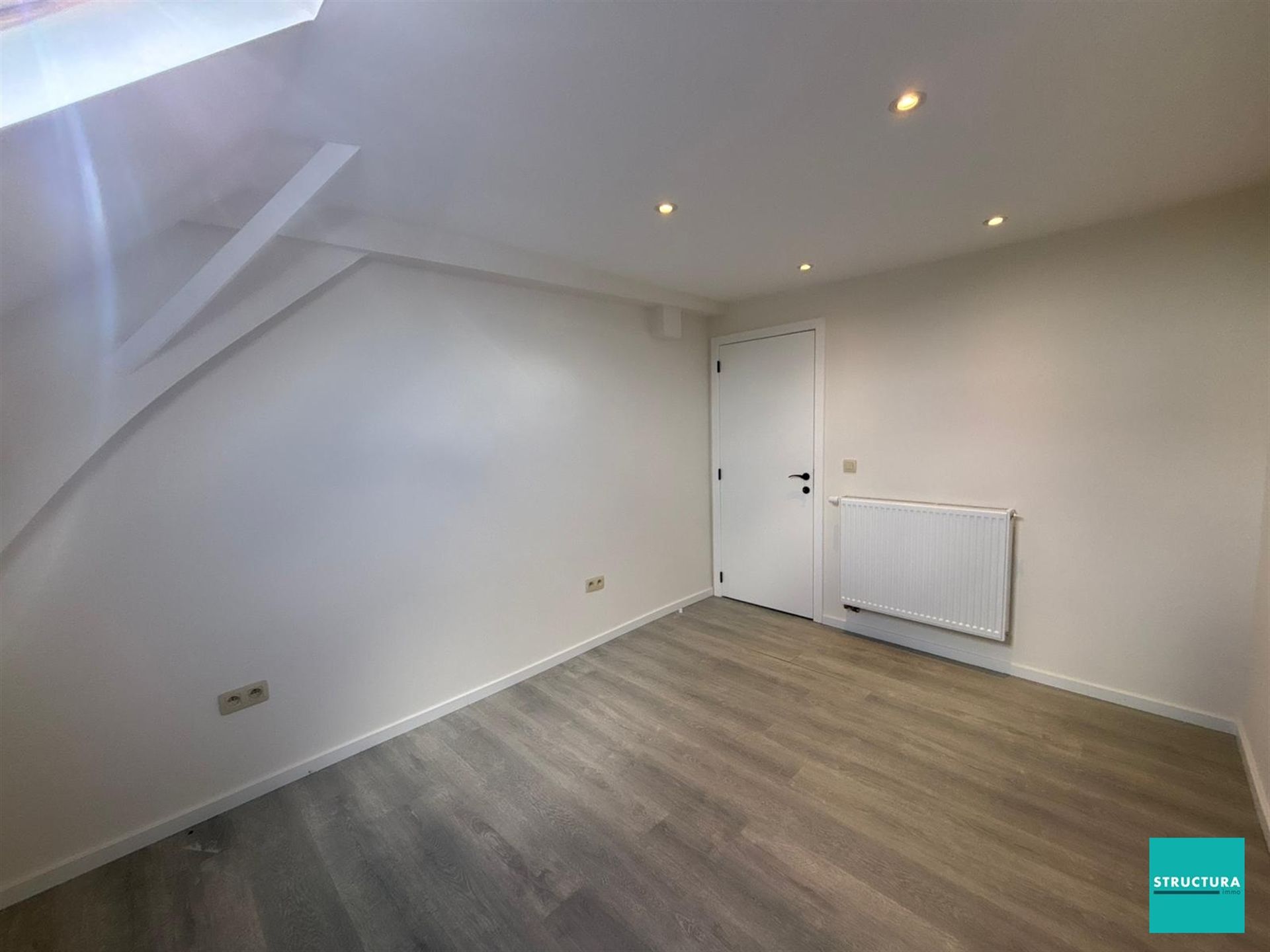 Volledig gerenoveerde, ruime woning met vlotte bereikbaarheid! foto 27