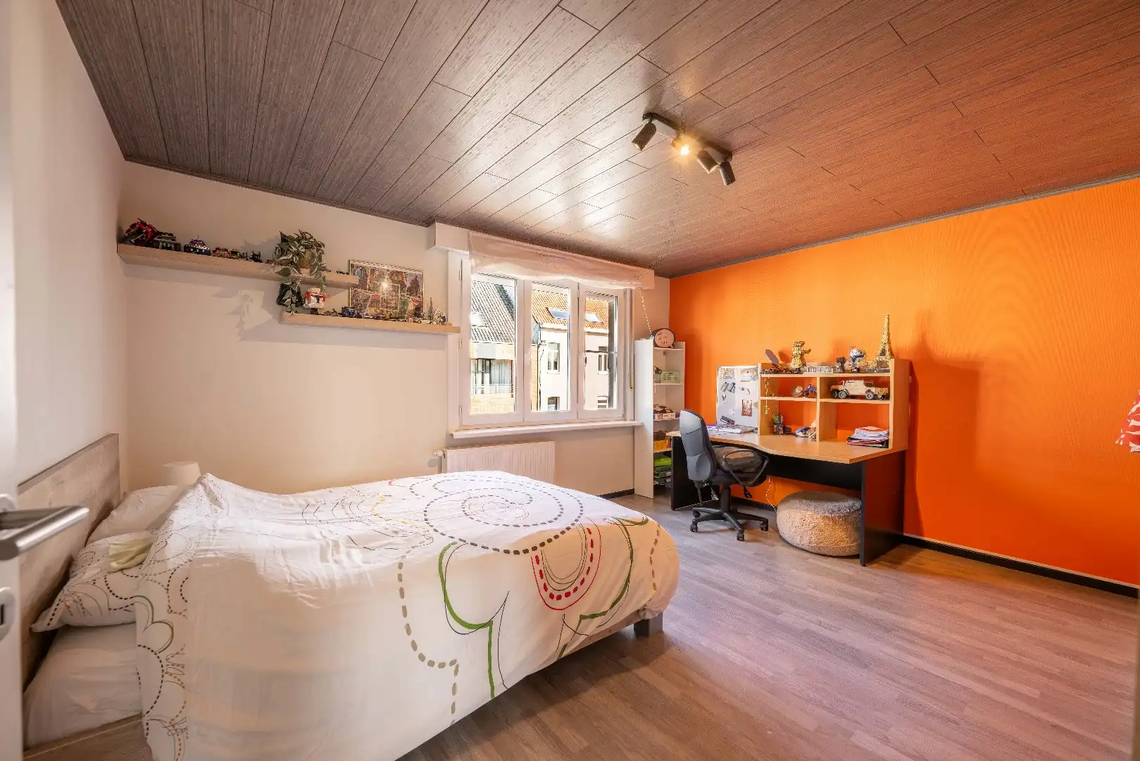 RUIME GEZINSWONING | 4 SLPKS | 2 BADKS | DUBBELE GARAGE & TOEGANG ACHTEROM  foto 11