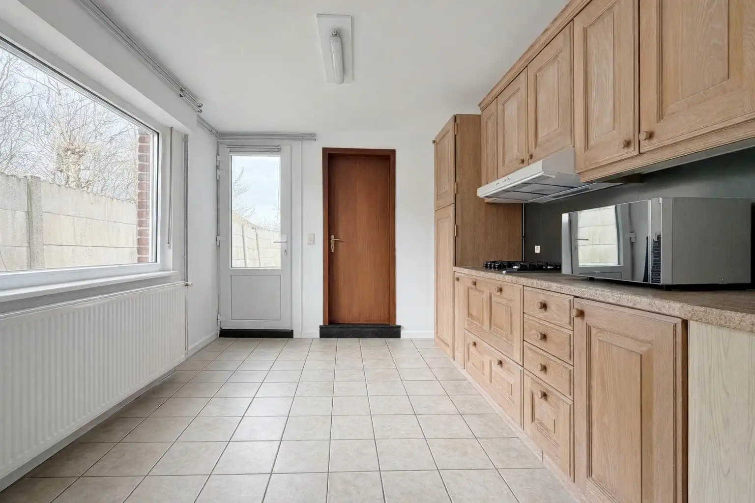 Charmante rijwoning met zonnige tuin in het rustige Woesten foto 5