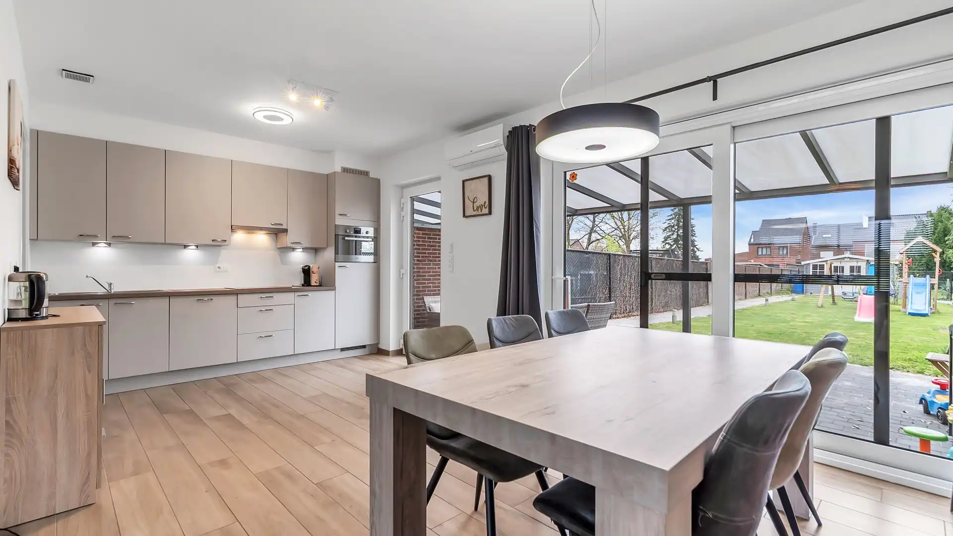 INSTAPKLARE ENERGIEZUINIGE GEZINSWONING MET 3 SLPKS EN ZONNEPANELEN TE KOOP IN MAASMECHELEN foto 6