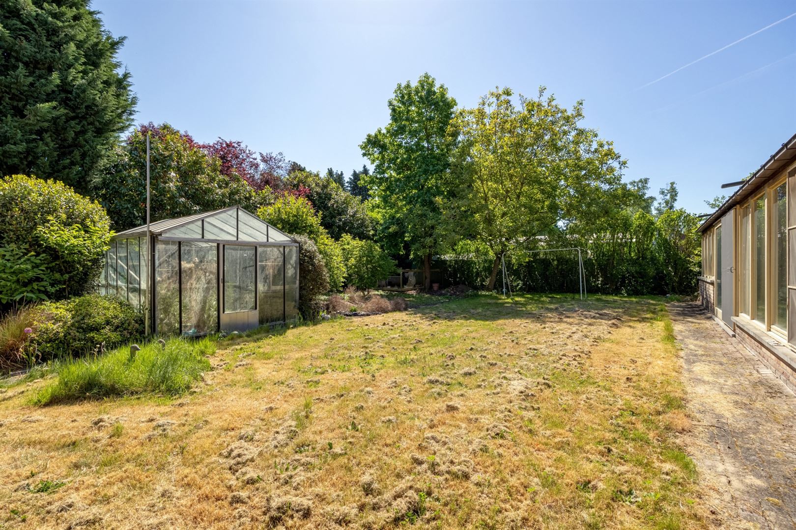 Ruime, lichte villa met bijgebouw op toplocatie.  foto 30