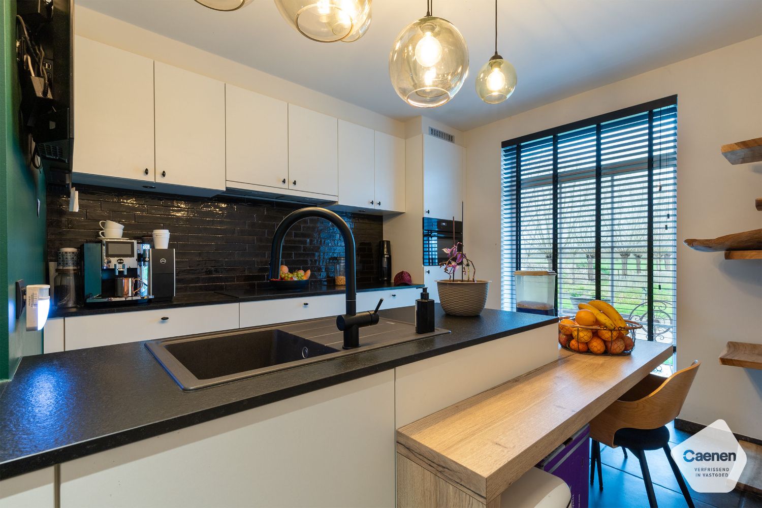 Recente instapklare woning ( BJ 2021) in een doodlopende straat met 4 slaapkamers, carport en tuin. foto 4