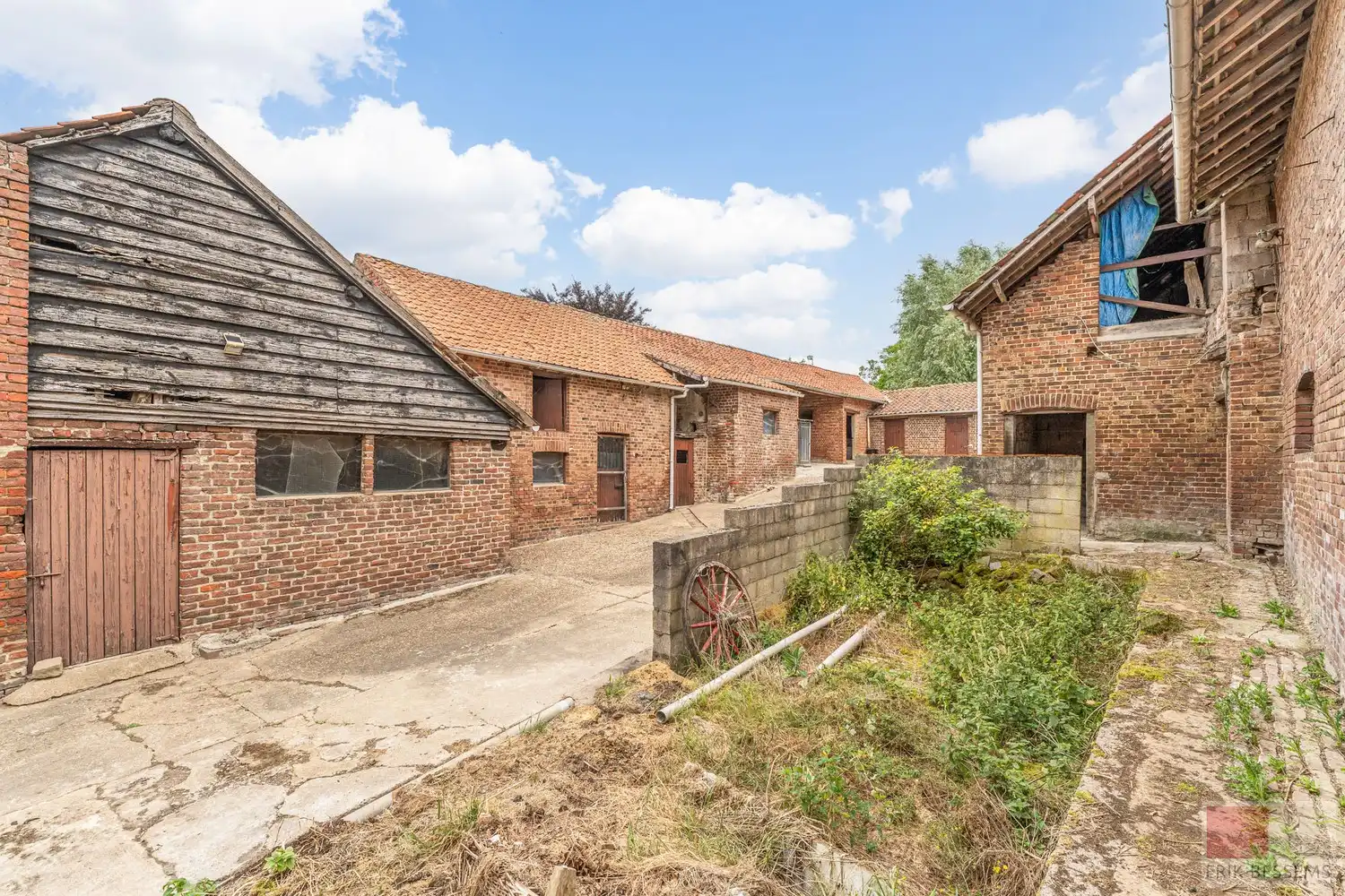 Gedeeltelijk gerenoveerde (vierkants)hoeve, met een potentieel woonoppervlakte van 547m² gelegen op een perceel van 1366m². foto 24