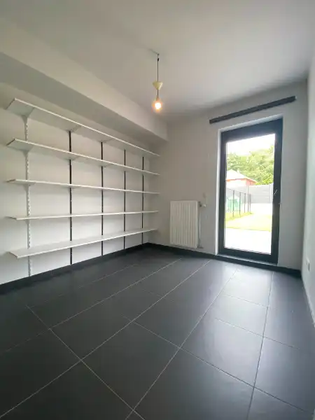 Gelijkvloers app. met 2 slpks, terras, tuin en parking foto 5