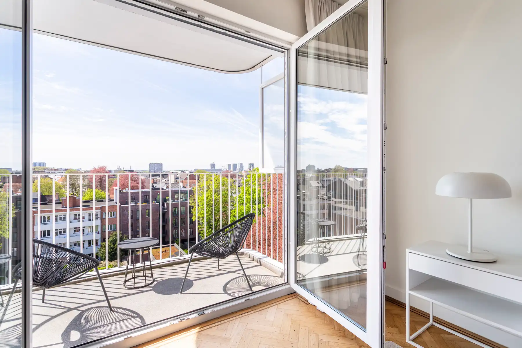 Ruim en lichtrijk appartement met terras op toplocatie! foto 10